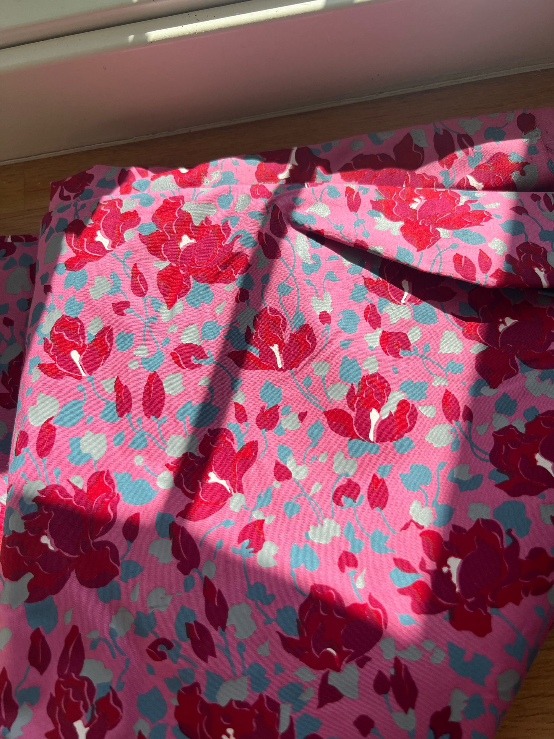 rosa med blå og rød detaljer (100% bomull)
