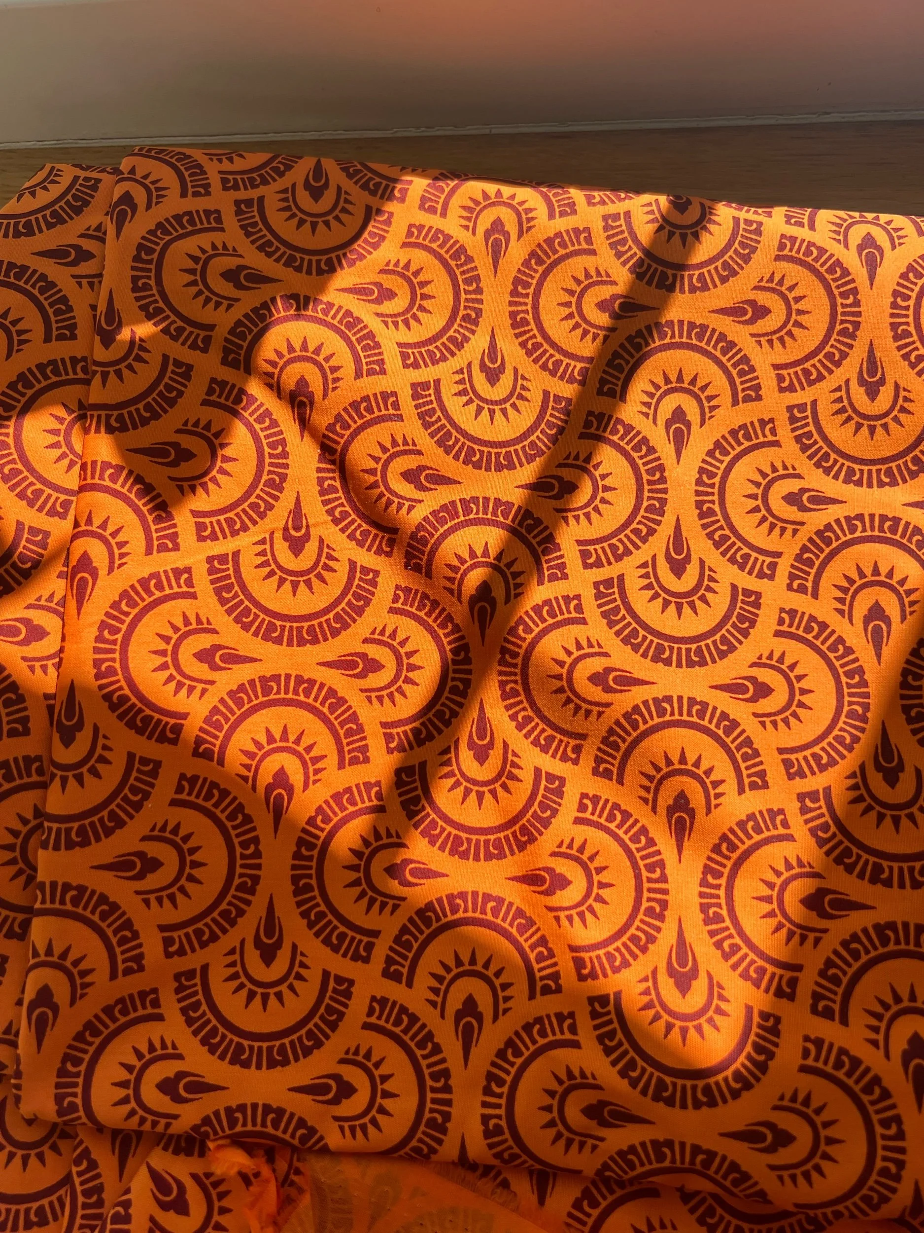 oransje med sorte detaljer (100% bomull)