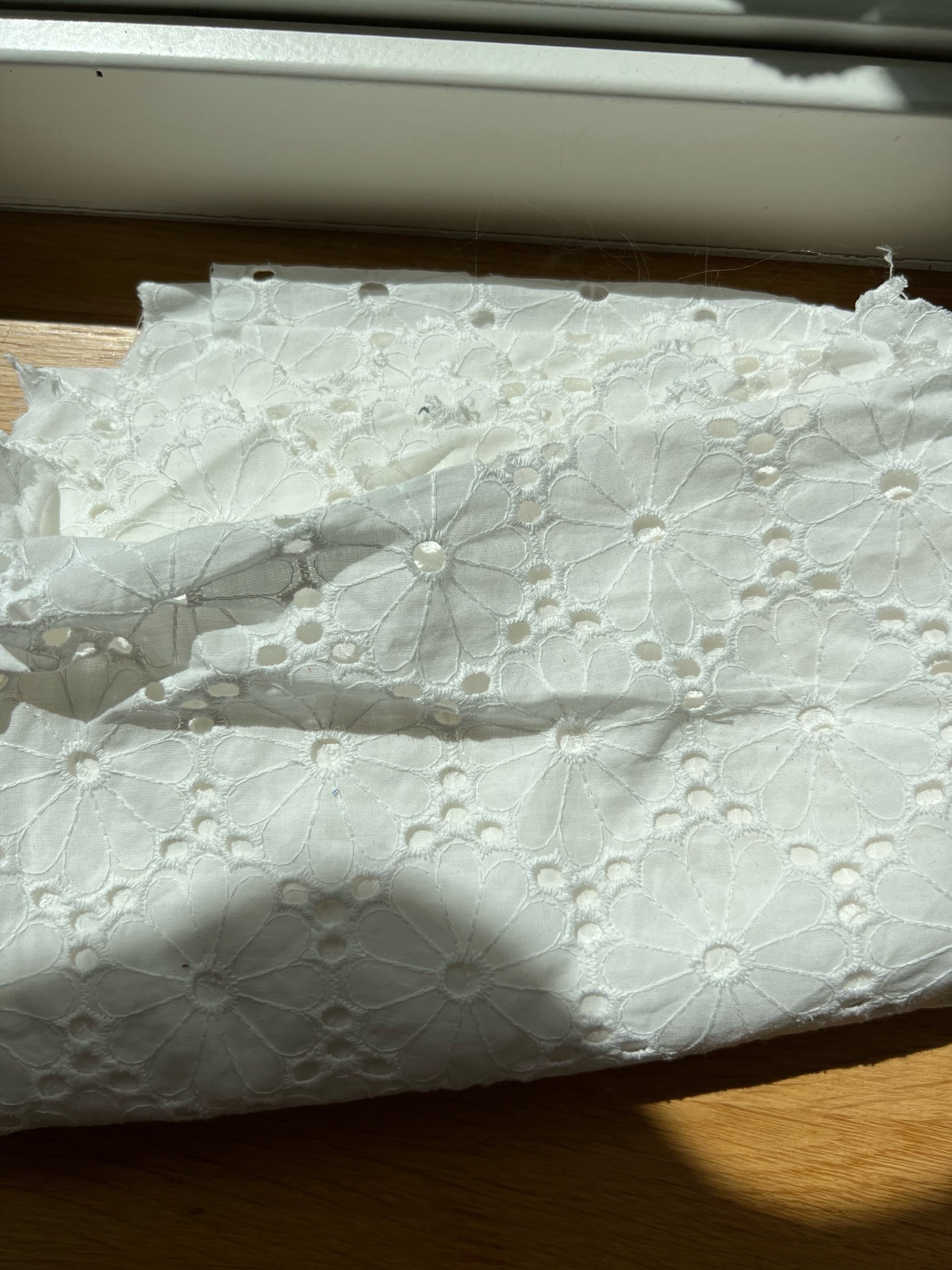 hvit engelsk broderi (100% bomull)