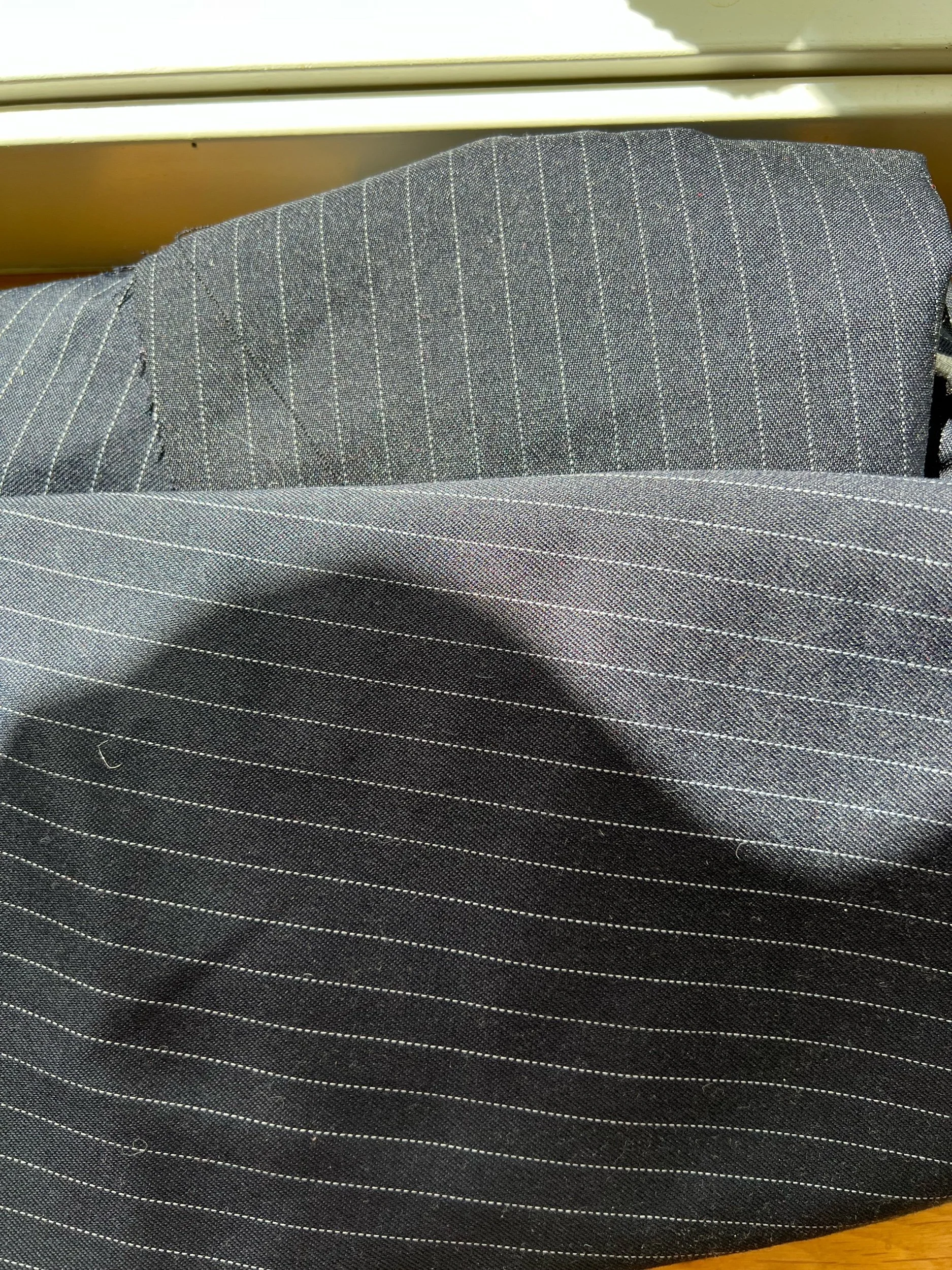 mørk blå pinstripe
