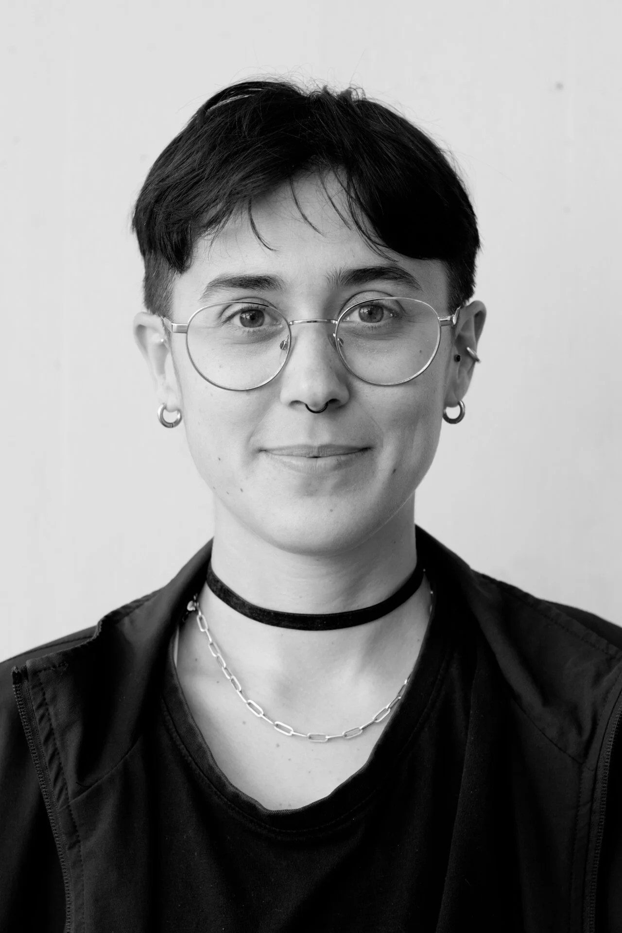 Ritratto in bianco e nero di una persona che ha i capelli corti scuri.