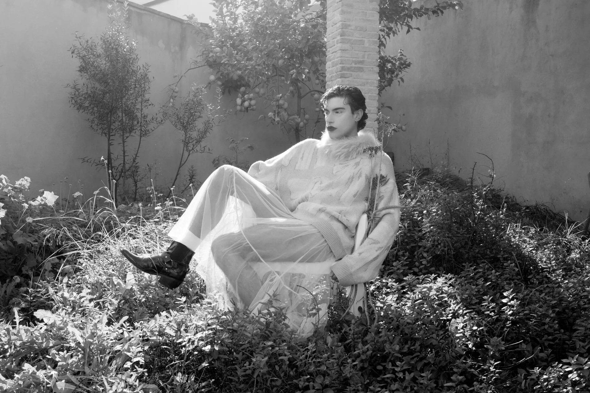 Ritratto in bianco e nero di ragazzo in un giardino con piante - NATURALLY SWEET
