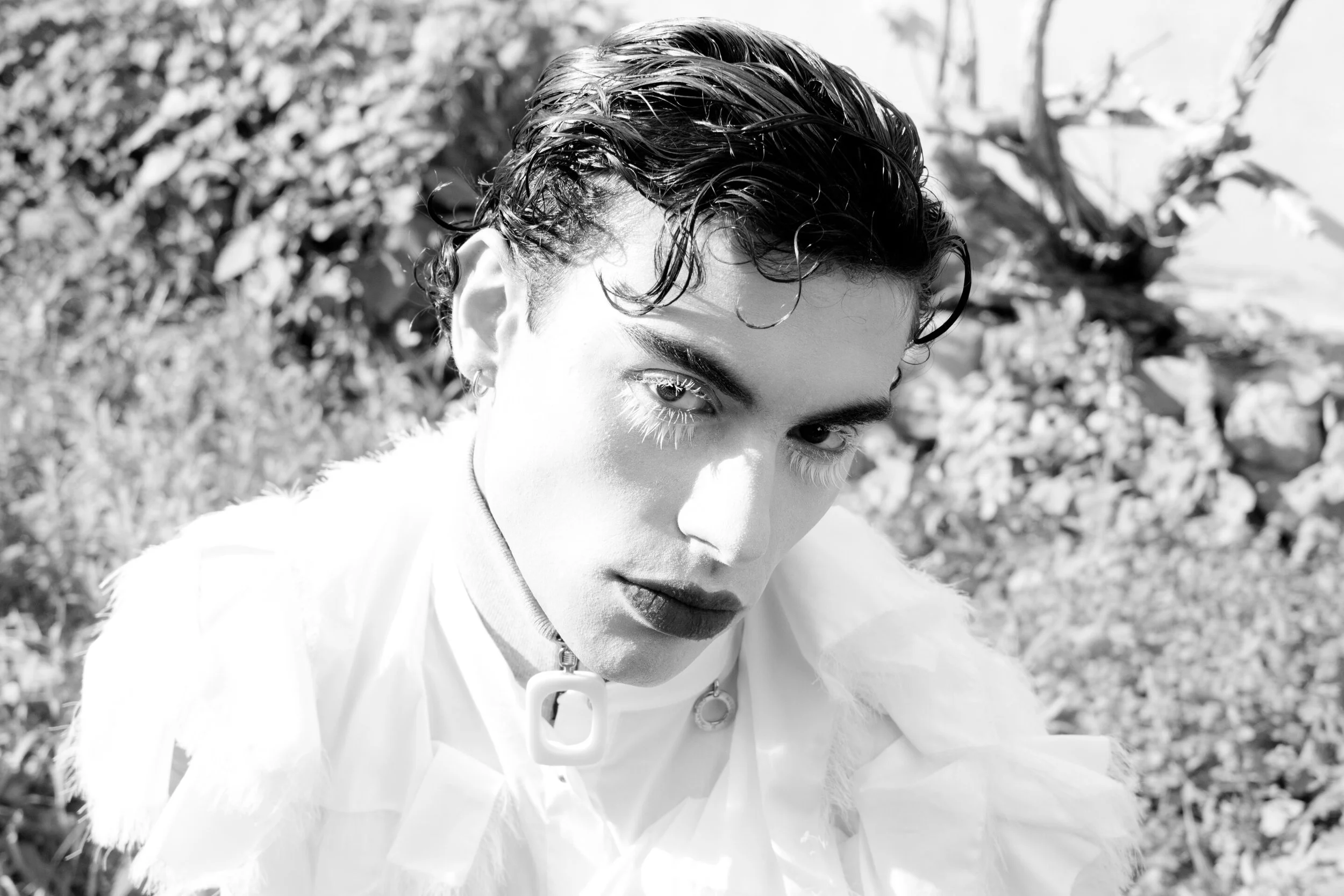 Ritratto in bianco e nero di ragazzo in un giardino con piante - NATURALLY SWEET