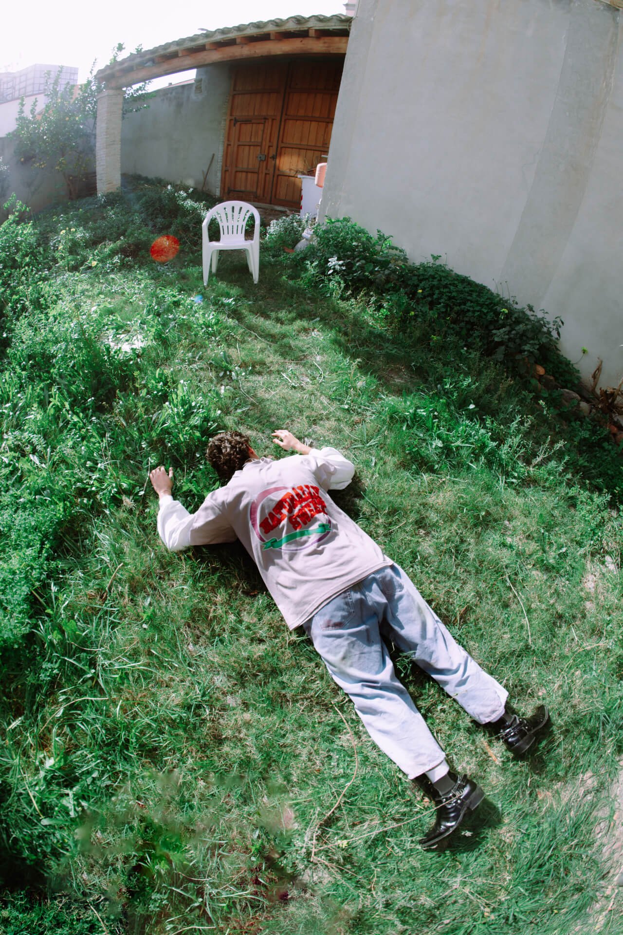 Figura intera di ragazzo in un giardino con piante - NATURALLY SWEET