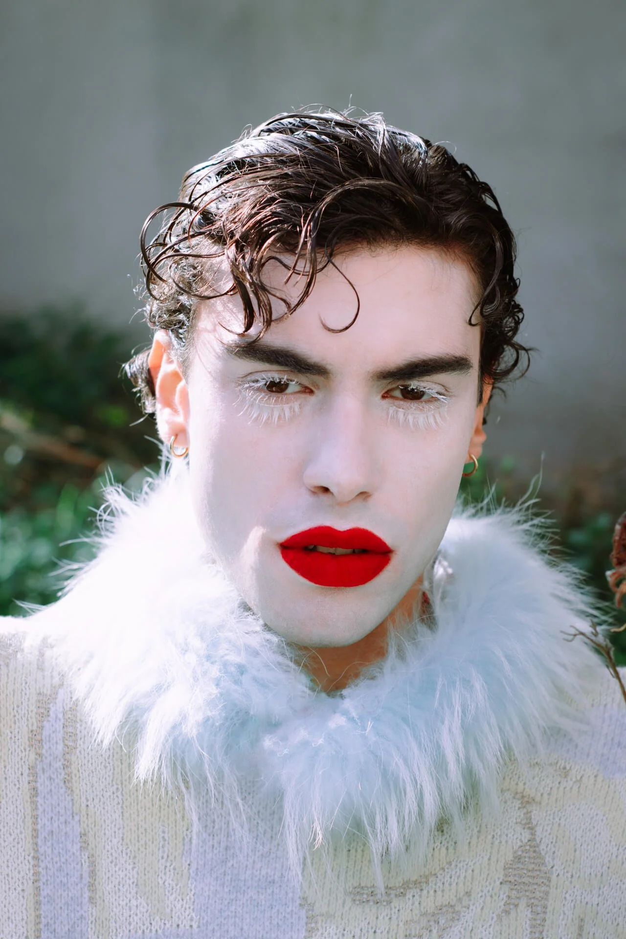 Ritratto di ragazzo in un giardino con piante - NATURALLY SWEET