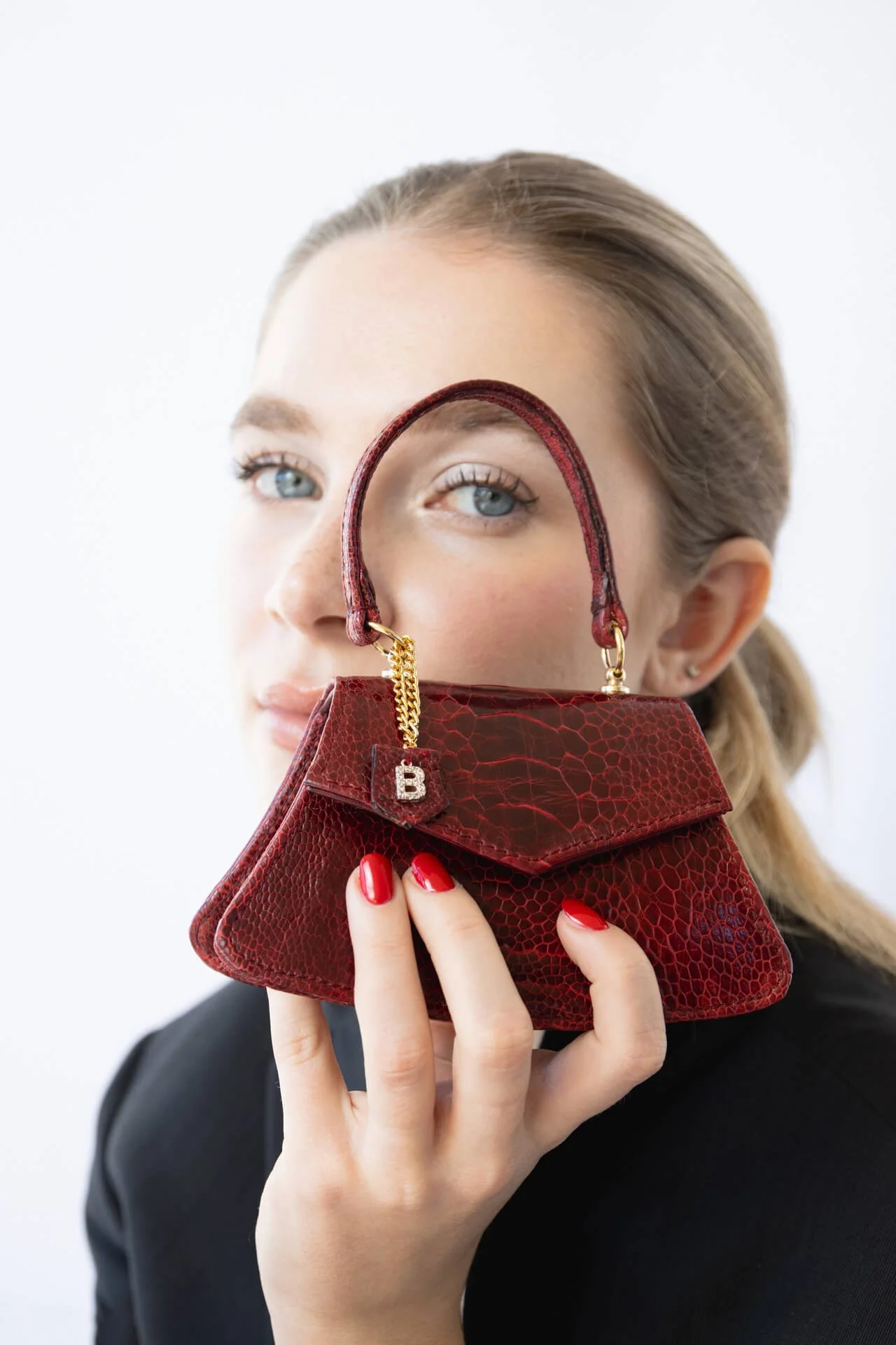 Ritratto editoriale di ragazza bionda con una borsa Bistrusso