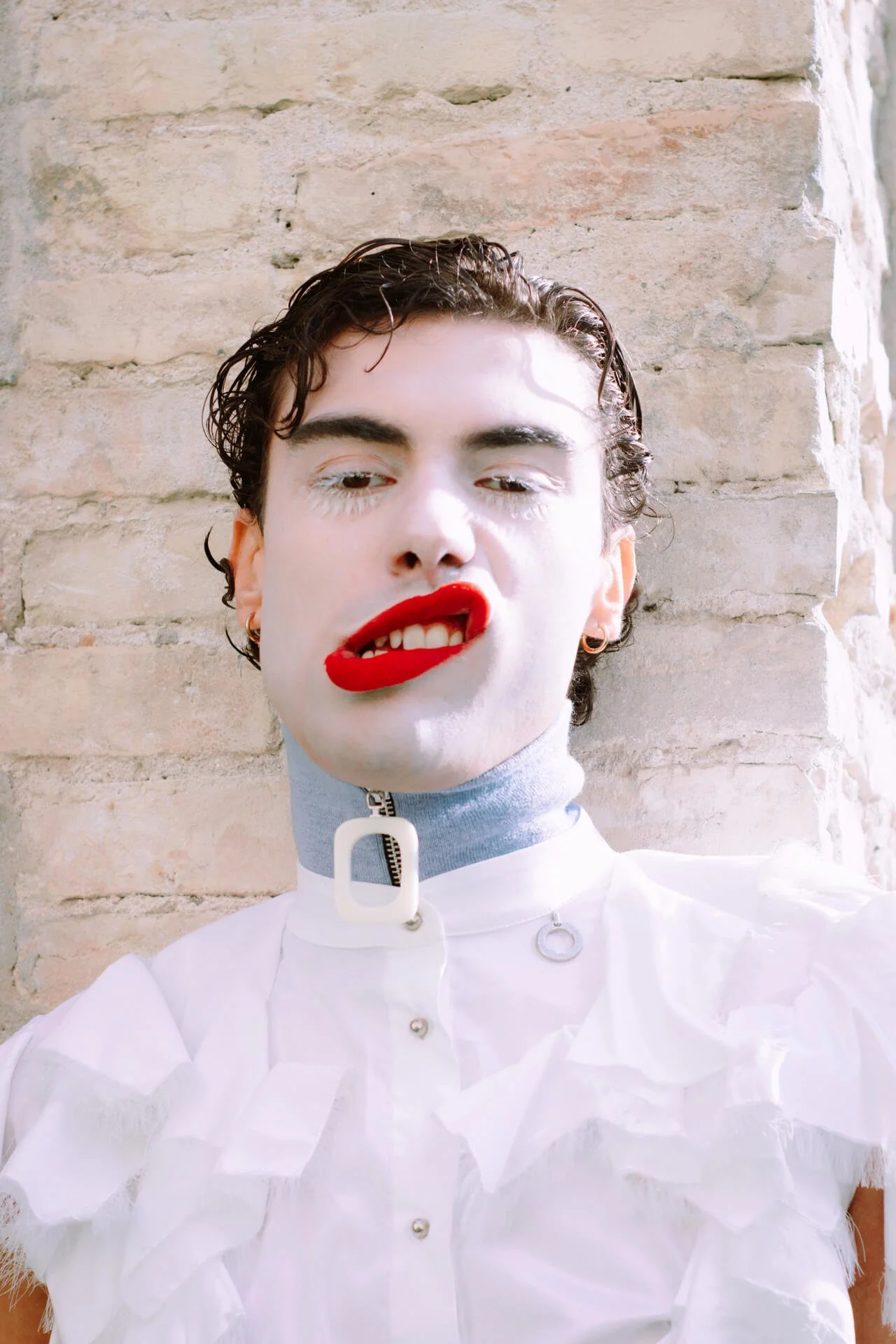 Ritratto di ragazzo in un giardino con piante - NATURALLY SWEET