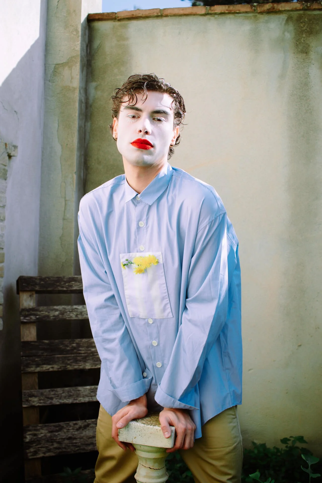 Ritratto di ragazzo con un muro di cemento sullo sfondo - NATURALLY SWEET