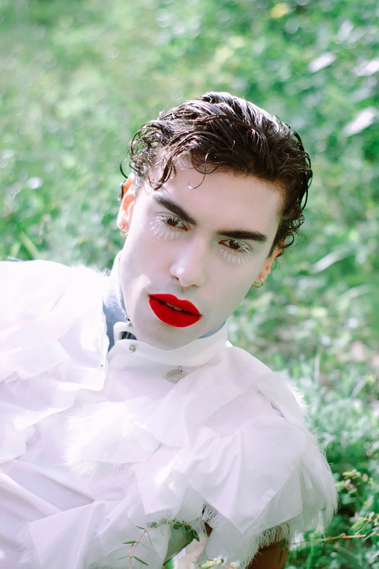 Ritratto di ragazzo in un giardino con piante - NATURALLY SWEET