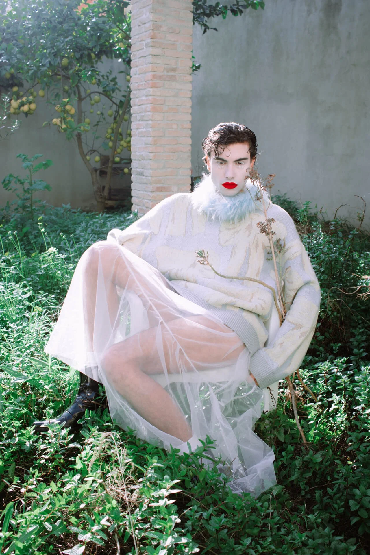 Ritratto di ragazzo in un giardino con piante con vestito bianco - NATURALLY SWEET