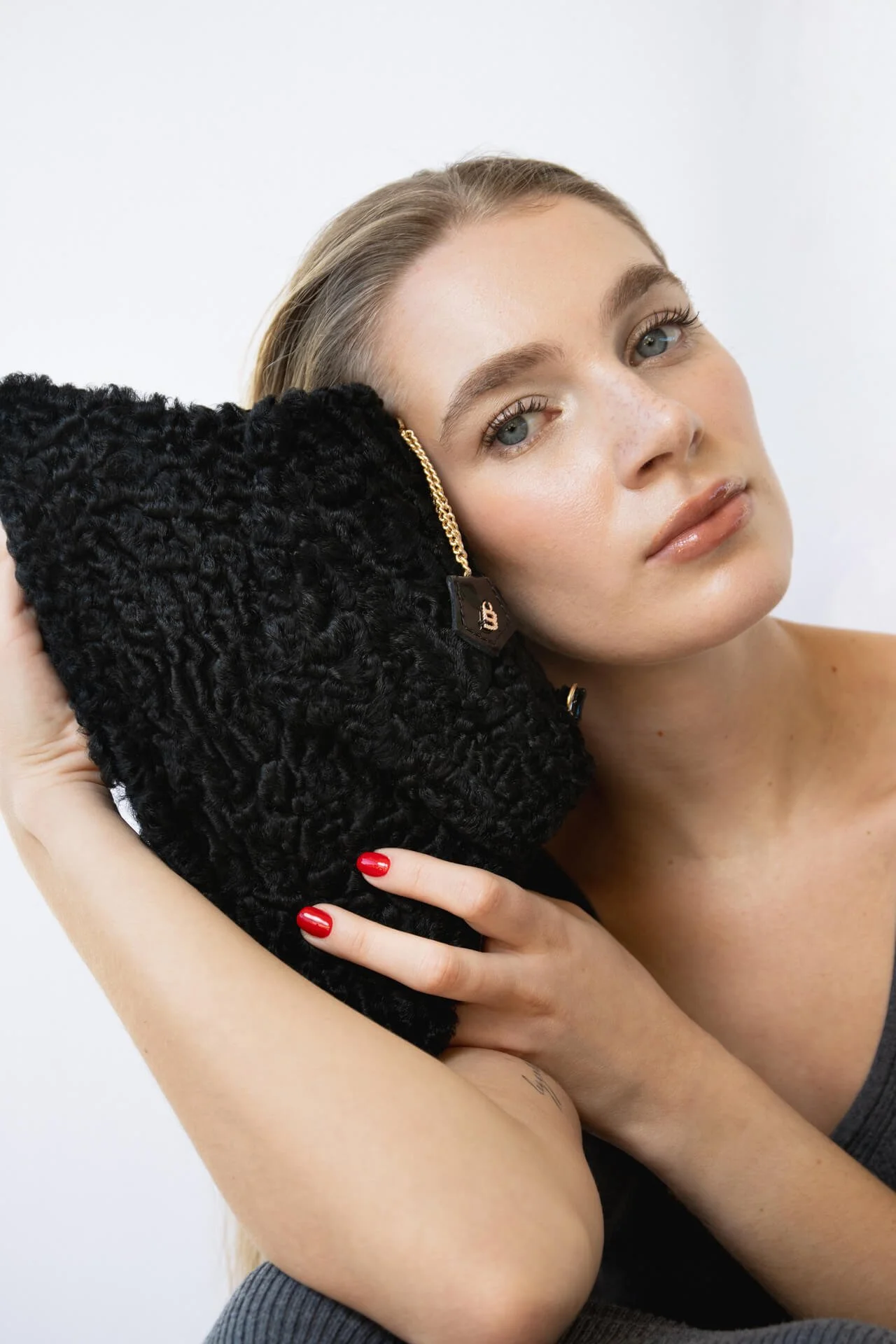 Ritratto editoriale di ragazza bionda con una borsa Bistrusso