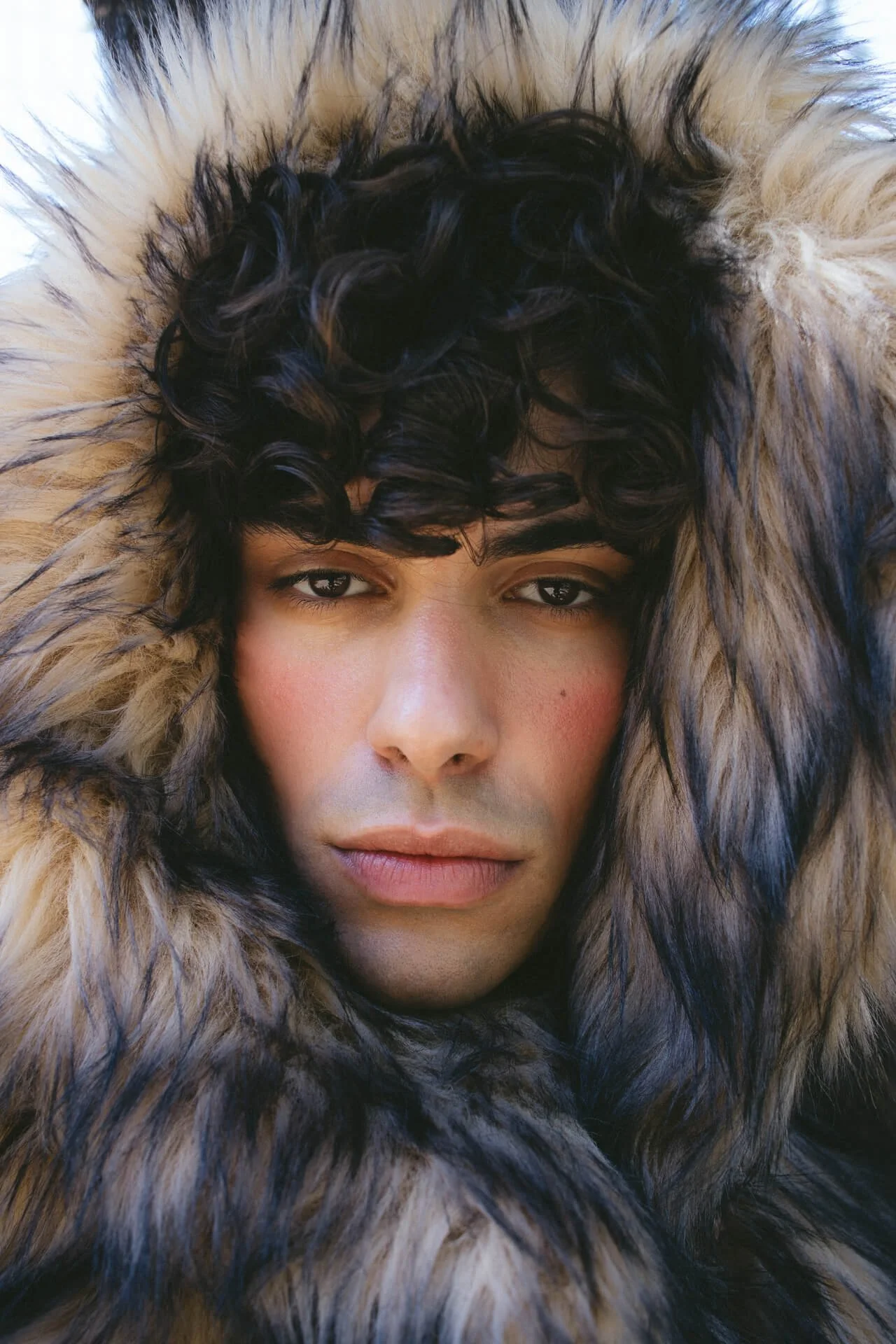 Close-up di ragazzo moro con una pelliccia