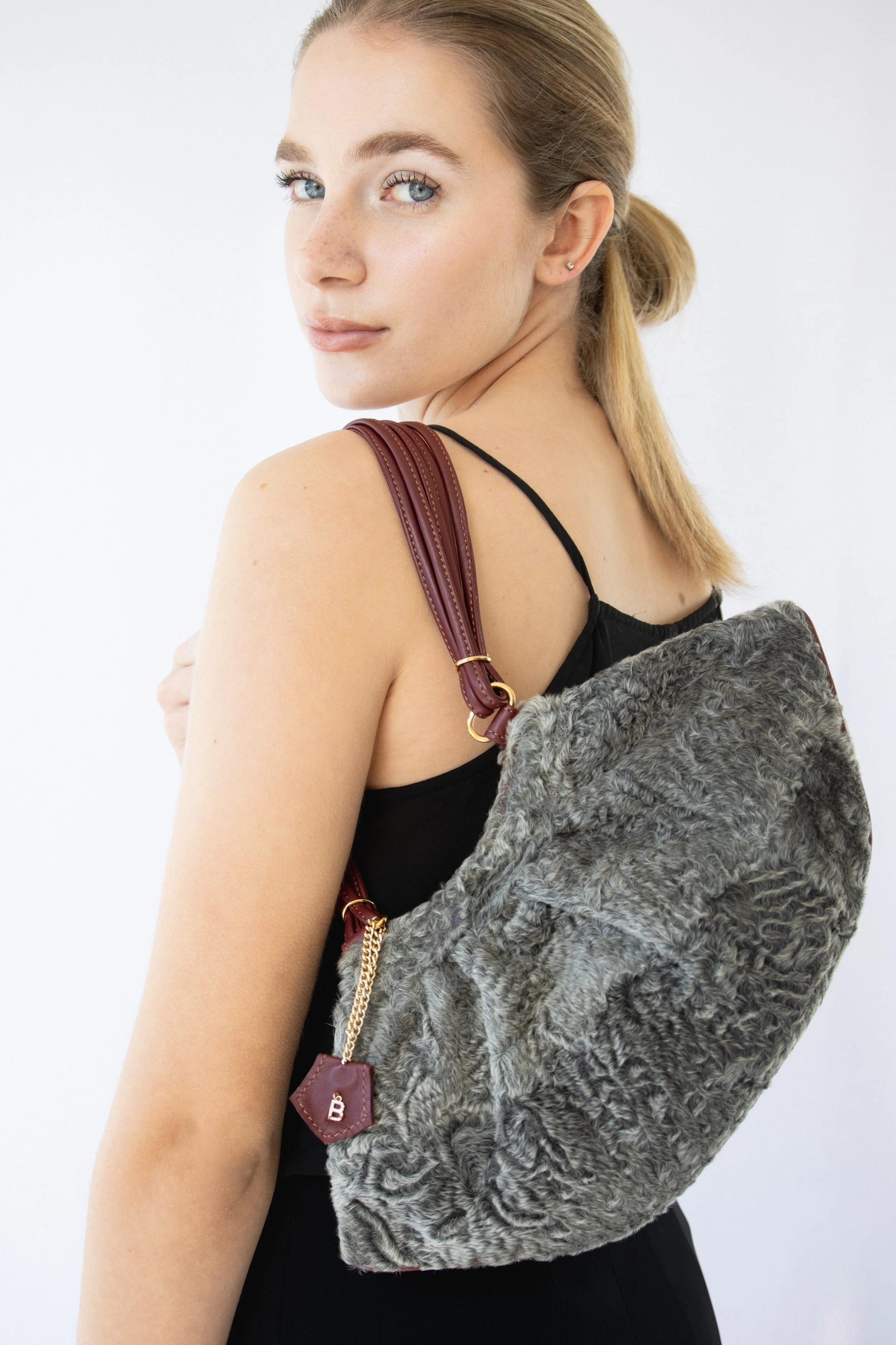 Ritratto editoriale di ragazza bionda con una borsa Bistrusso