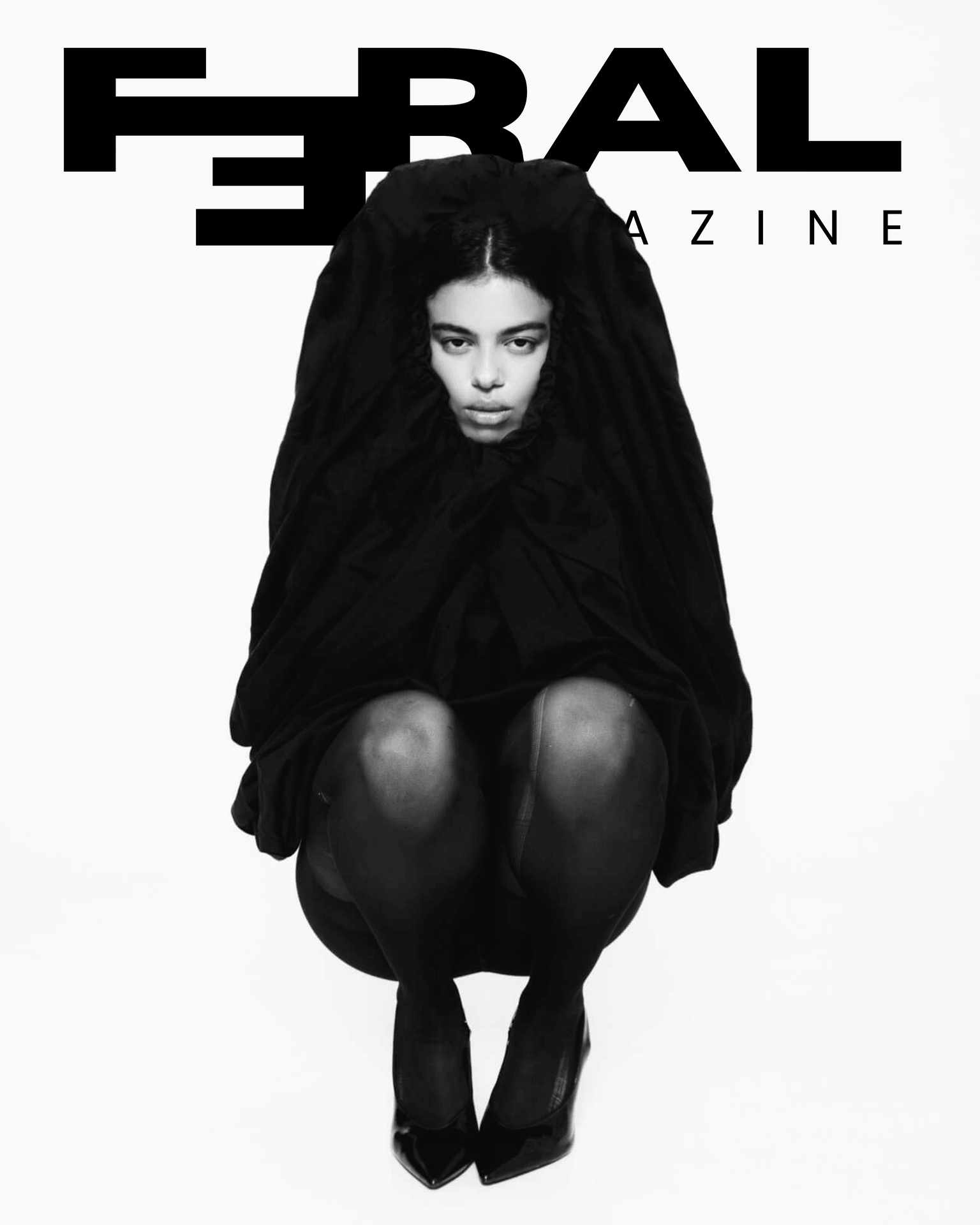 Una copertina di rivista con figura di donna rannicchiata che indossa una gomma come copricapo. e altri dettagli testuali.