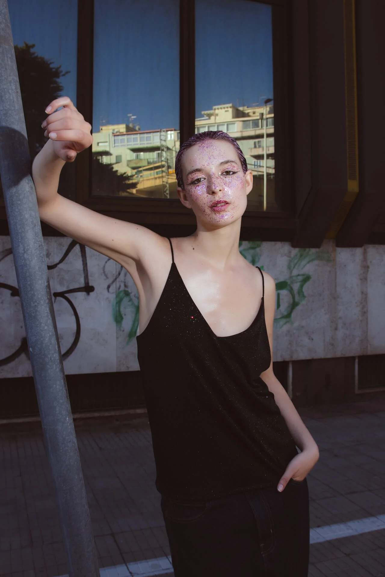 Una ragazza vestita di nero su uno sfondo urbano