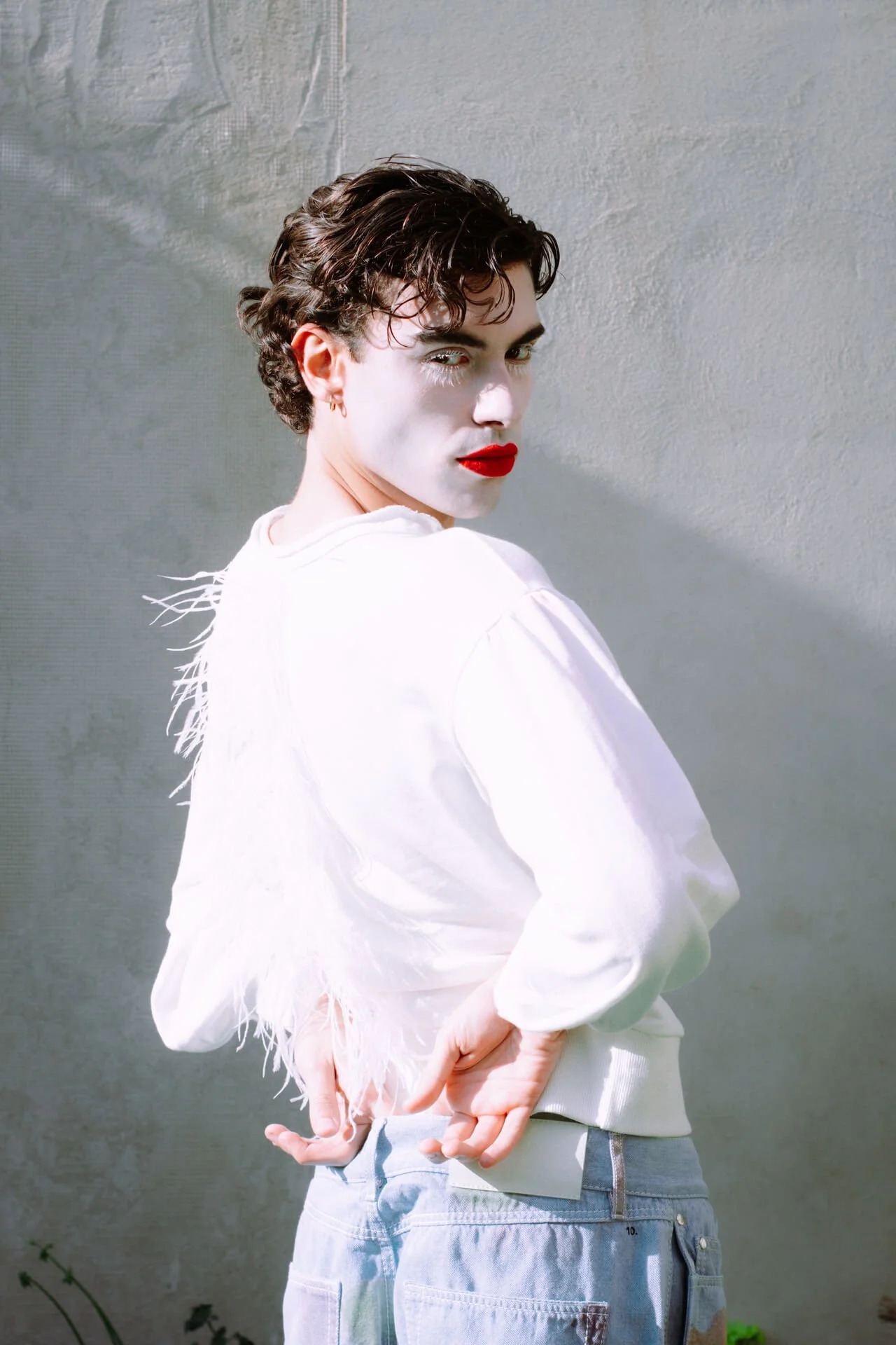 Ritratto di ragazzo in un giardino con piante - NATURALLY SWEET