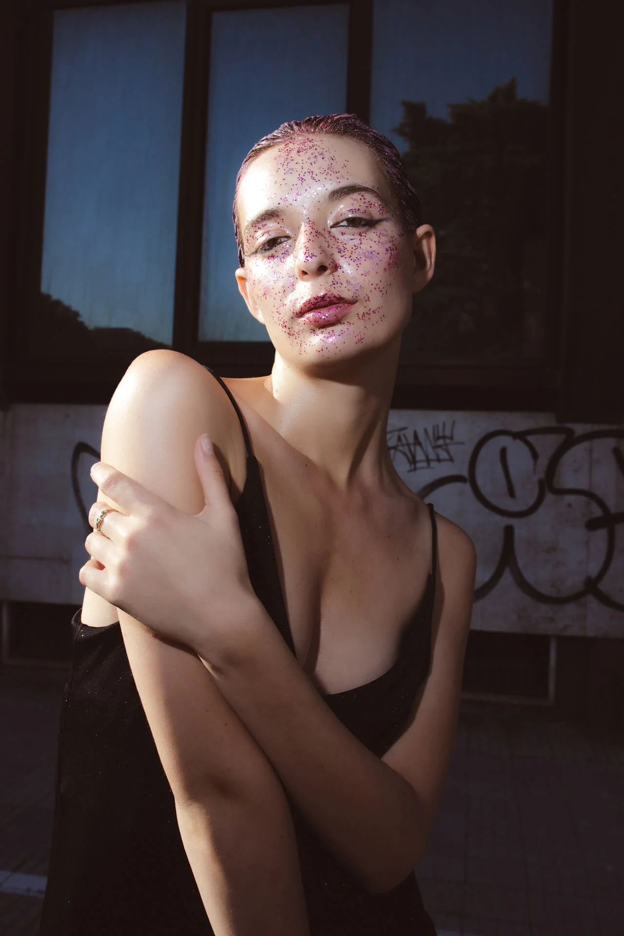 Una ragazza vestita di nero su uno sfondo urbano