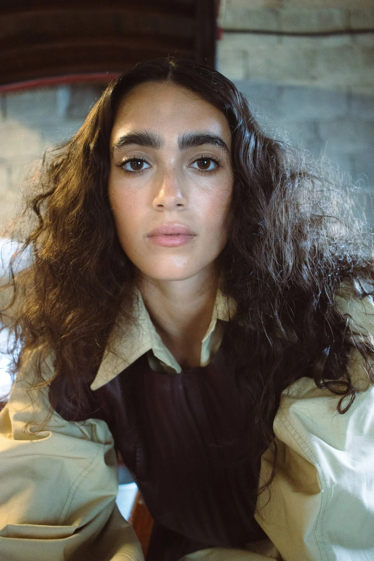 Primo piano di ragazza con i capelli neri mossi