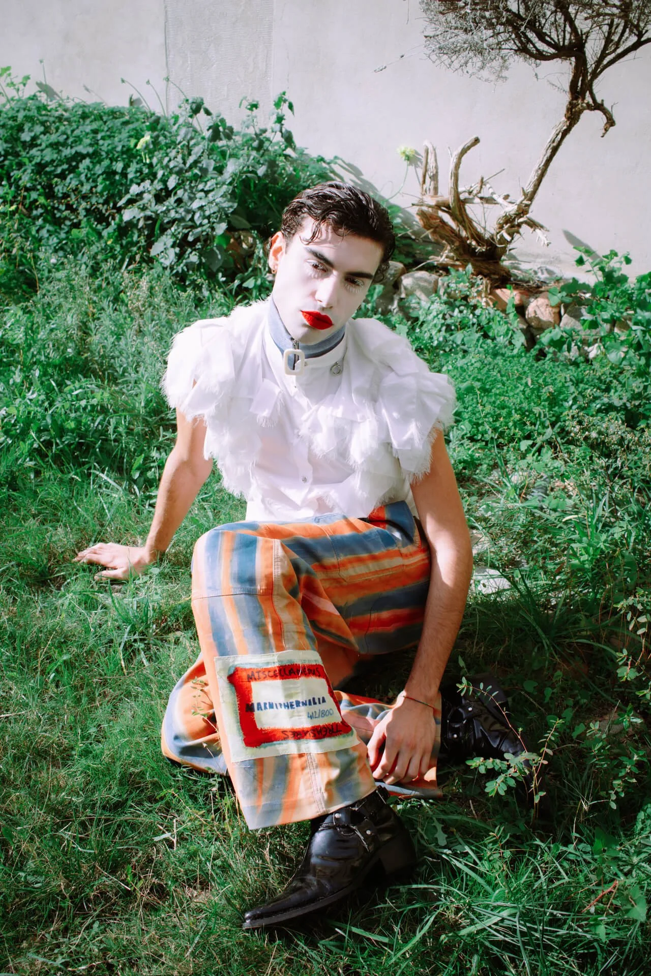 Figura intera di ragazzo in un giardino con piante - NATURALLY SWEET