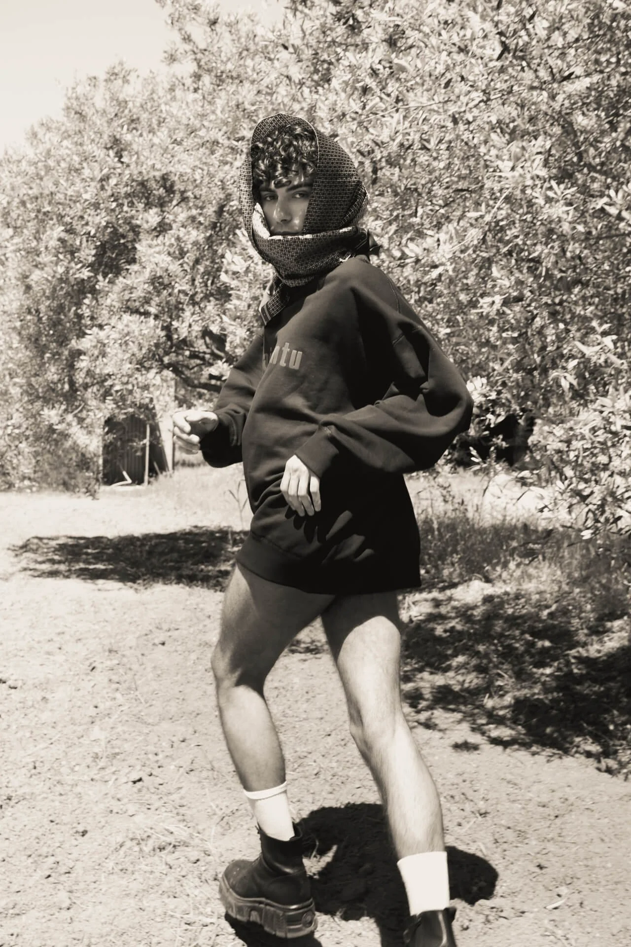Ragazzo moro che corre e guarda in camera