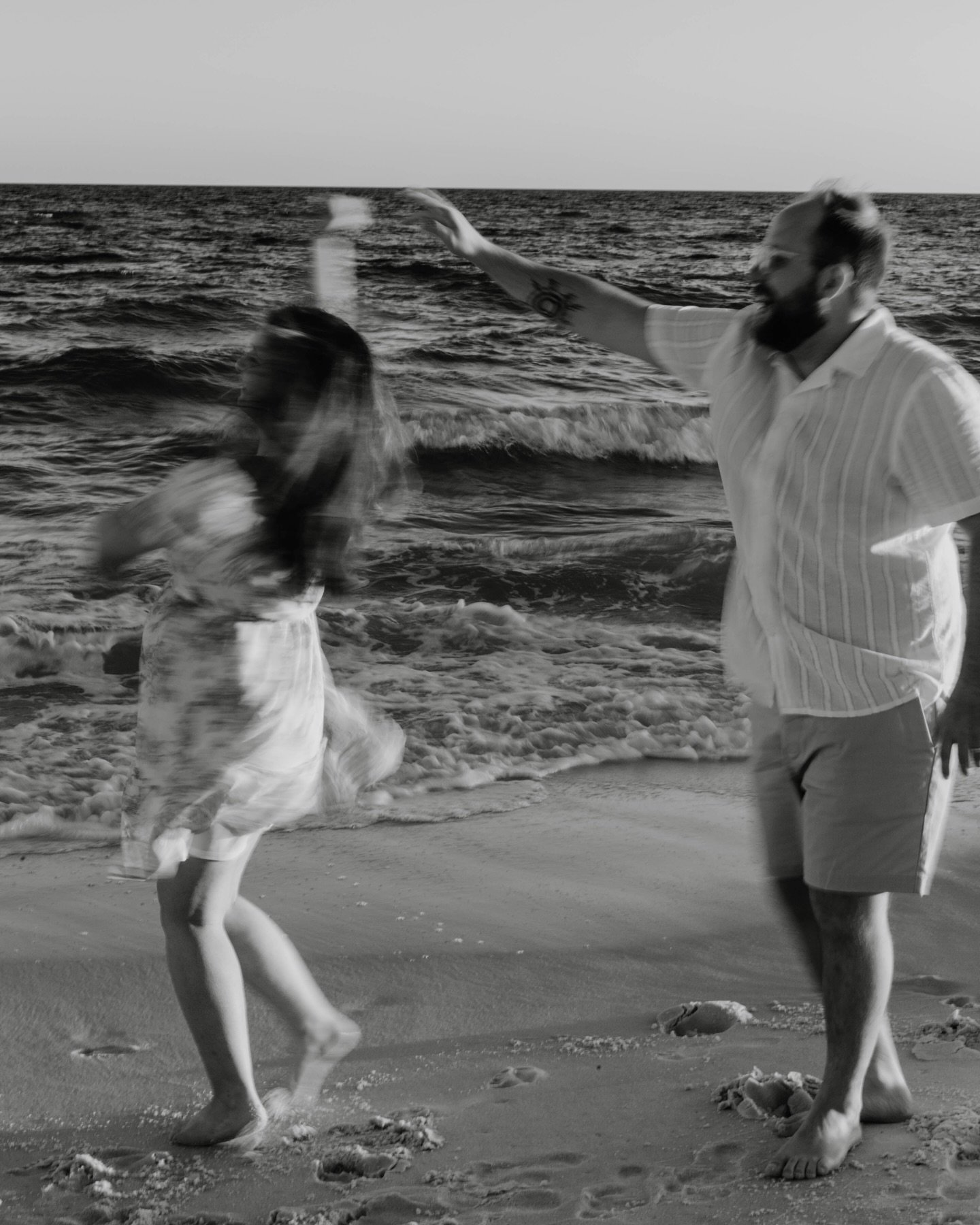 Black &amp; white beach moments with Emily &amp; Hunter😍😍😍

#destinationphotographer #elopementphotography #spainphotographer #weddingphotographer #couplesphotography