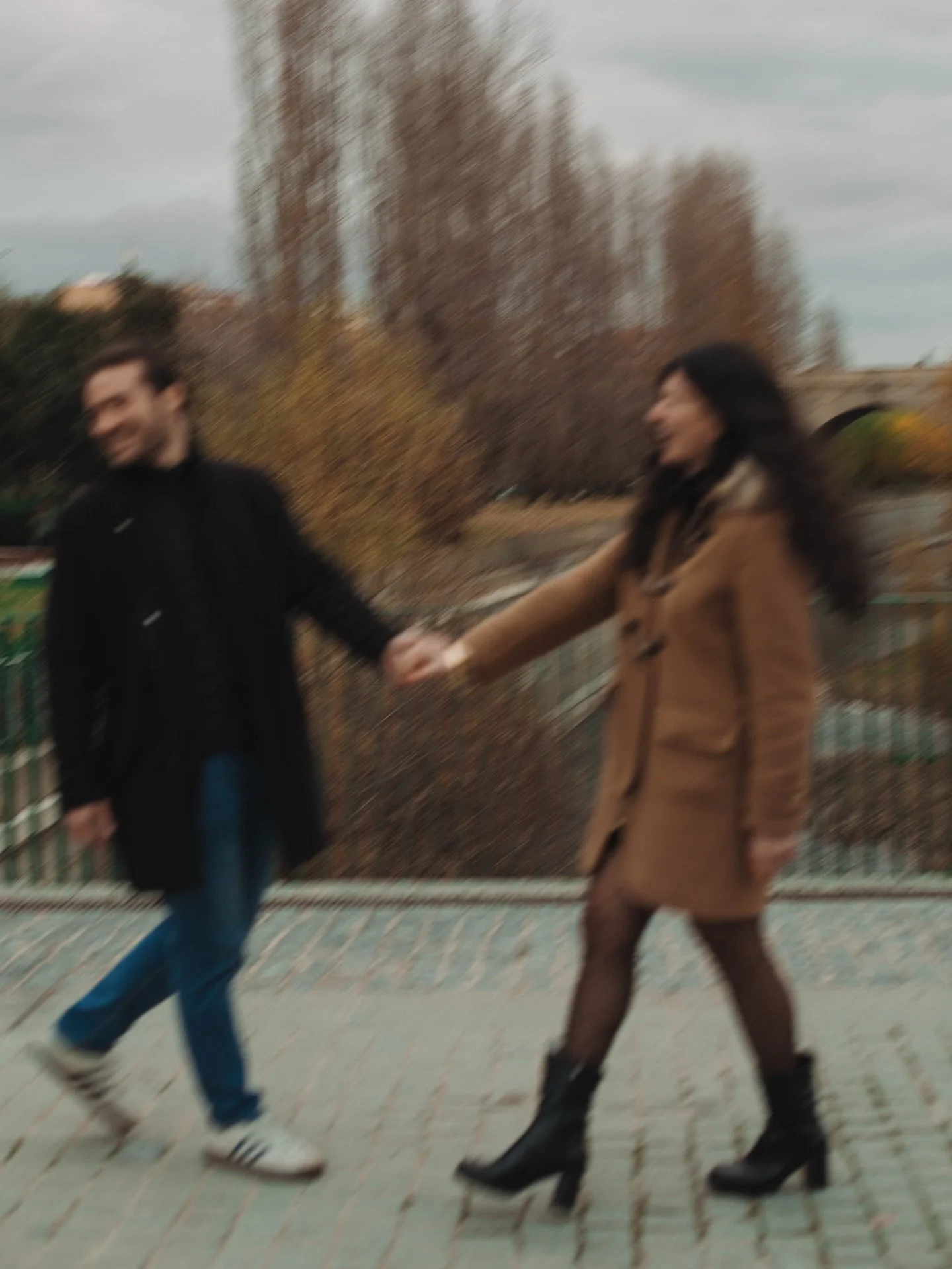 A chilly afternoon walk through Madrid Rio 

#madridcouplesphotographer
#madridelopement
#europeelopementphotographer
#couplesphotographyeurope
#americansinspain