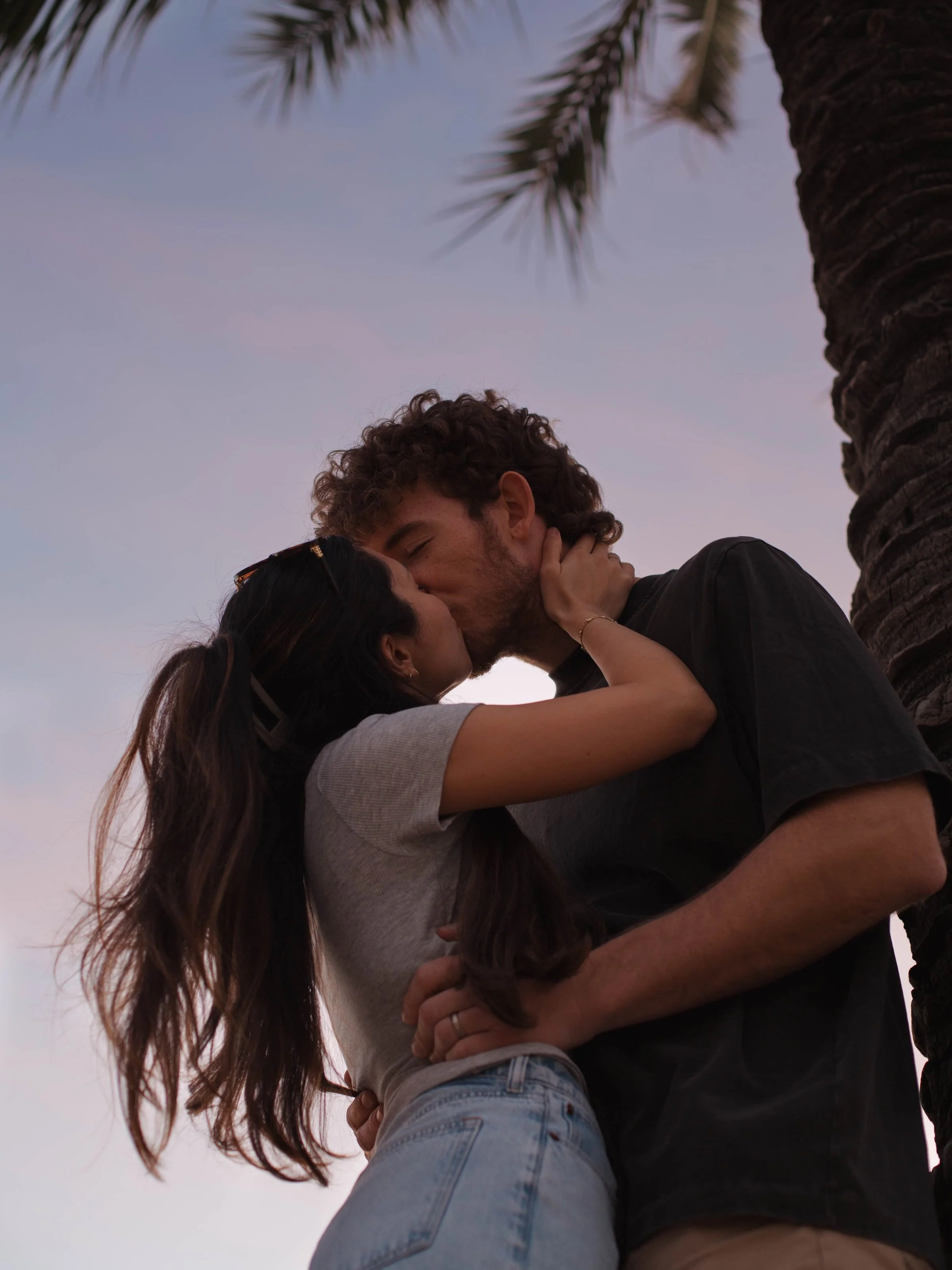 Kisses under the Barcelona sunset😍

#madridcouplesphotographer
#madridelopement
#europeelopementphotographer
#couplesphotographyeurope
#americansinspain