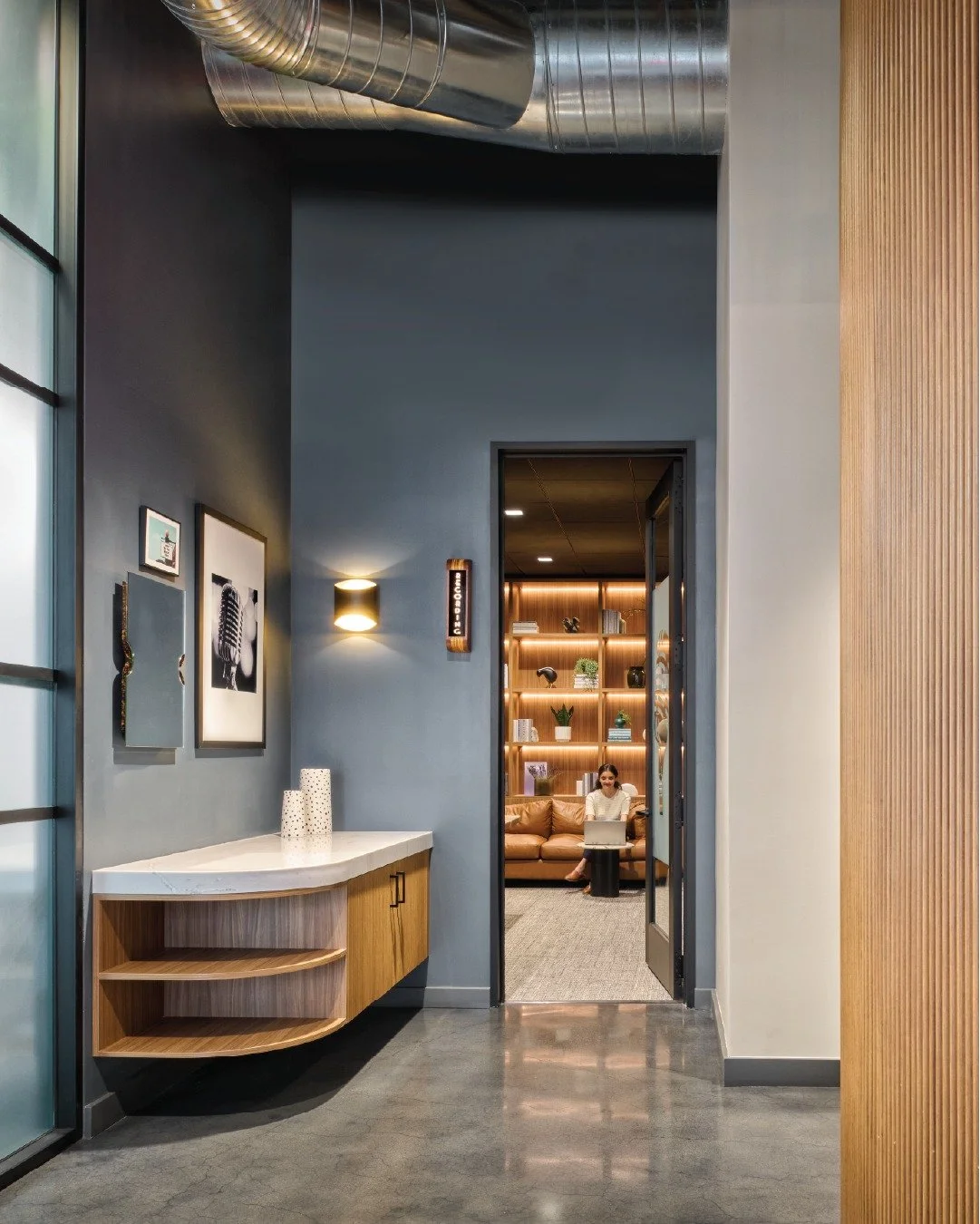 At One Santana West, the ground-floor amenities were designed as an experience to entice and bring value to tenants. The space complements the previously completed high-end Market-Ready floor above, supporting a range of experiences from a welcoming 