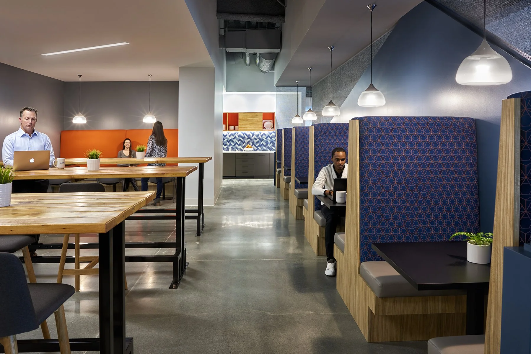 Avidbank_Cafe_People_4x5.jpg