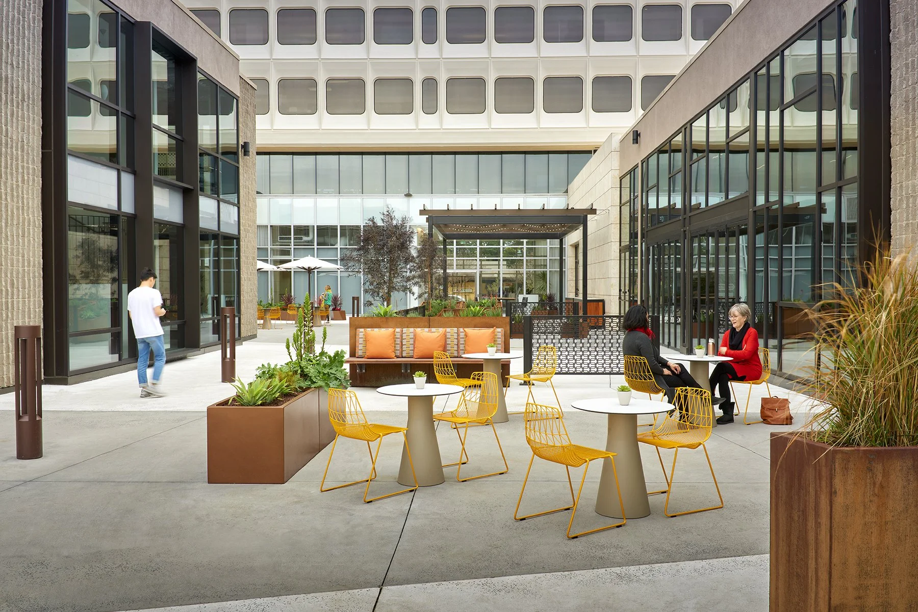 444Castro_courtyard_4x6.jpg