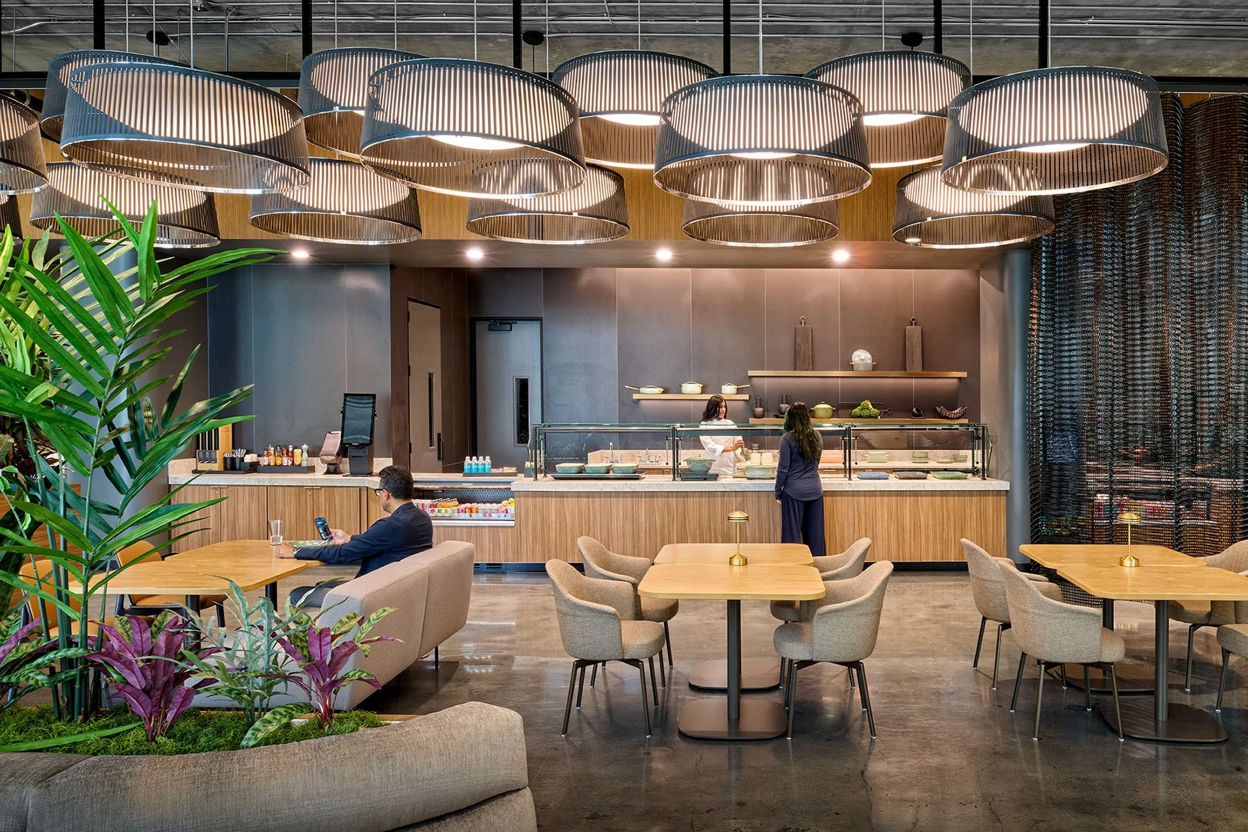 One Santana West, Amenities