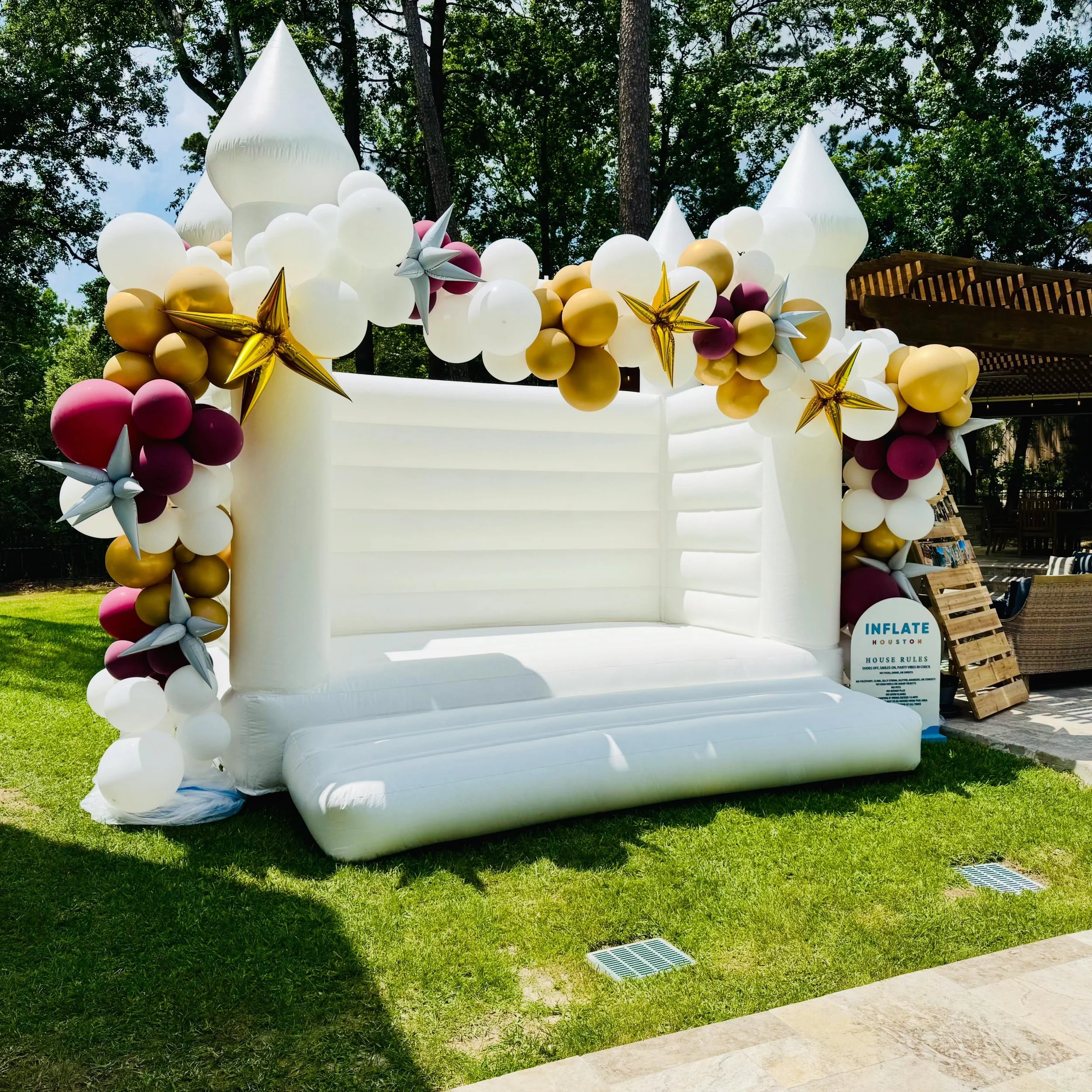 Our White Castle Bounce House looking lovely as ever🤩 We love when clients and balloon artists send us pictures from the event. I would to tag this lovely balloon artist but they are no longer promoting their business. It&rsquo;s still so beautiful?