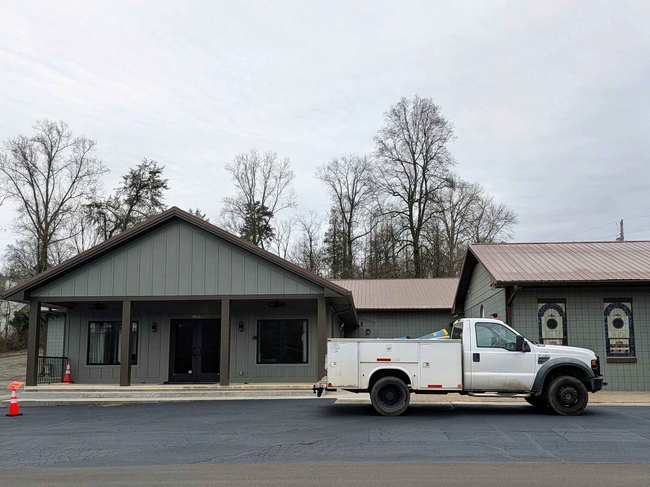 Oranssi carpenter using bench saw