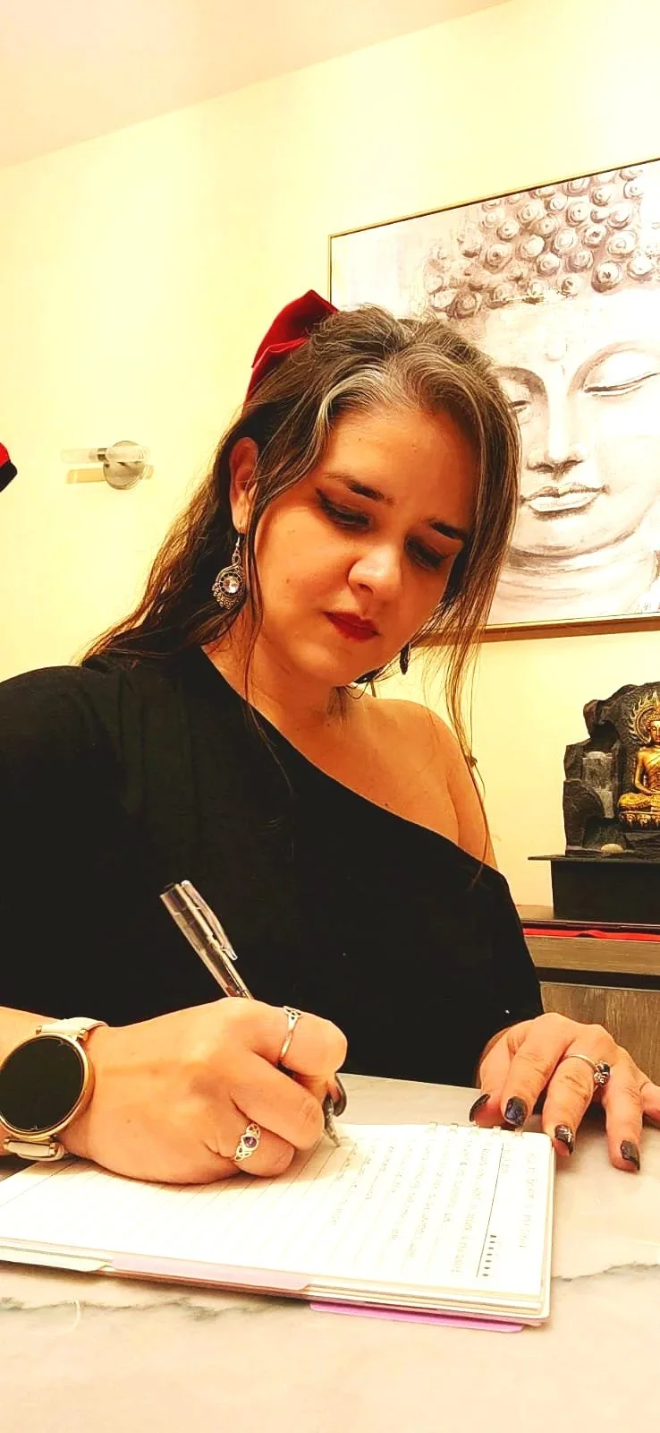 Mónica Zarazúa trabajando con temas relacionados con sexualidad, relaciones, intimidad y consulta online.