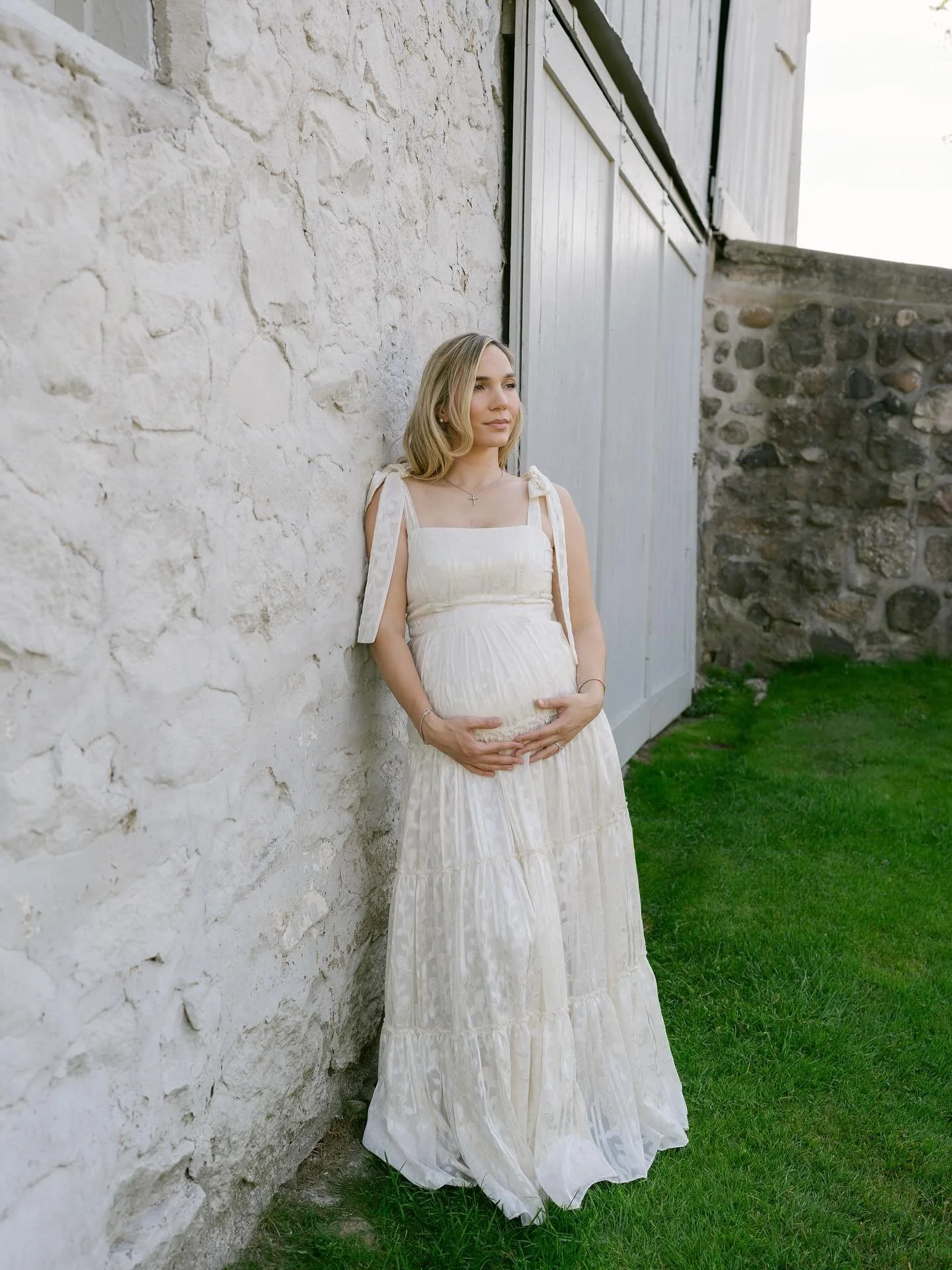 This special family on a sunny day, following little Alina around the fields 🌞🌾