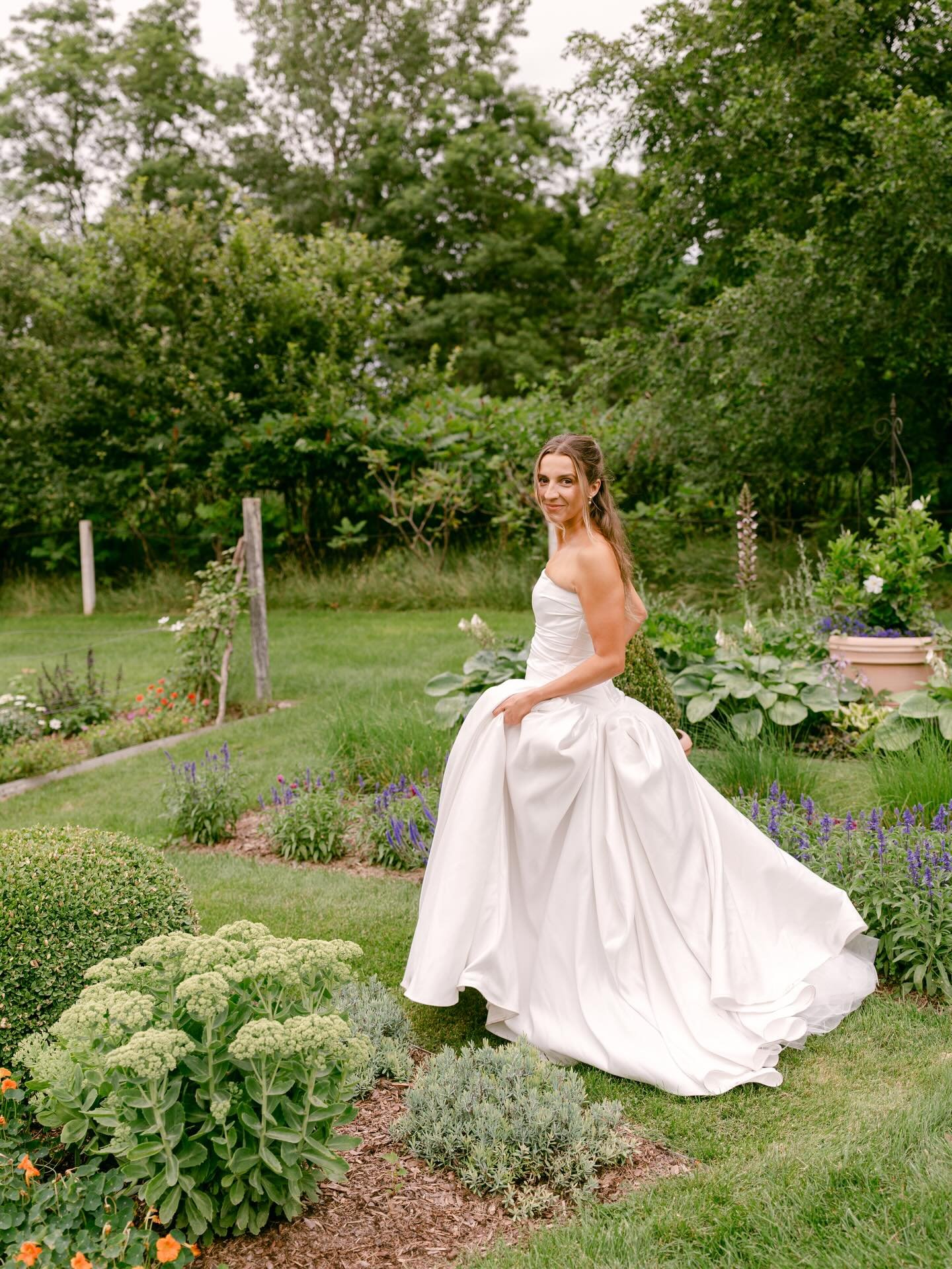 Jessie &amp; Jordan&rsquo;s wedding day in Traverse City 💓

Reliving the day while editing was so fun for me. Seeing the love between these two and the excitement from their guests was so special! Here&rsquo;s to the Jabaras!