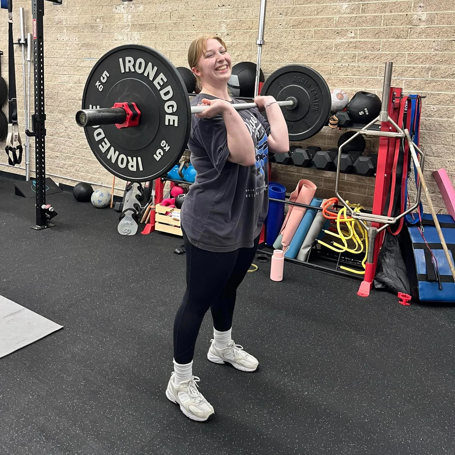 Bella here becoming best friends with the barbell. Something she once found so daunting to go near in a commercial setting, I can confidently say she has no problem wielding one around now๐. Persistence pays off well done Bella!!
#youthsportstrain