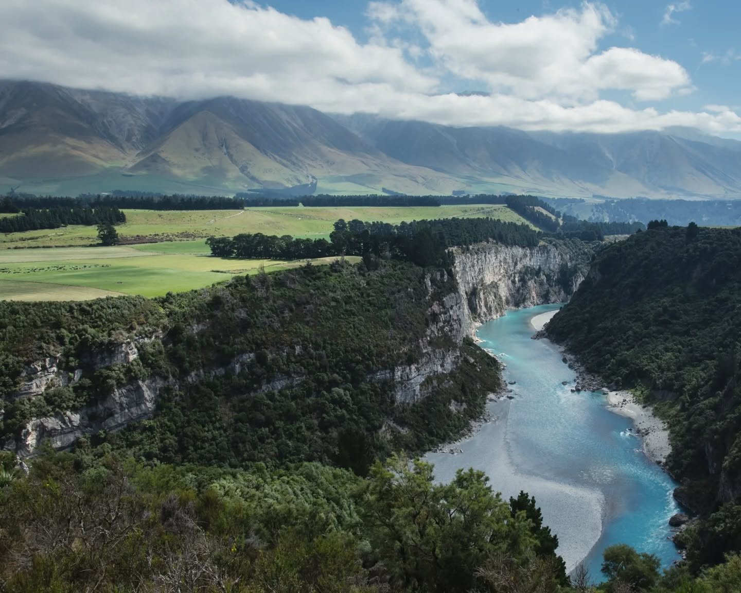 No snow to be seen up @mthuttnz so we decided to have a wee tramp on the Rakaia Gorge Walkway instead 🏞

A cruisy 10km walk (out and back), up and down the banks of the Rakaia River, sitting just below the Mt Hutt Range.

#rakaiagorge #canterbury #n