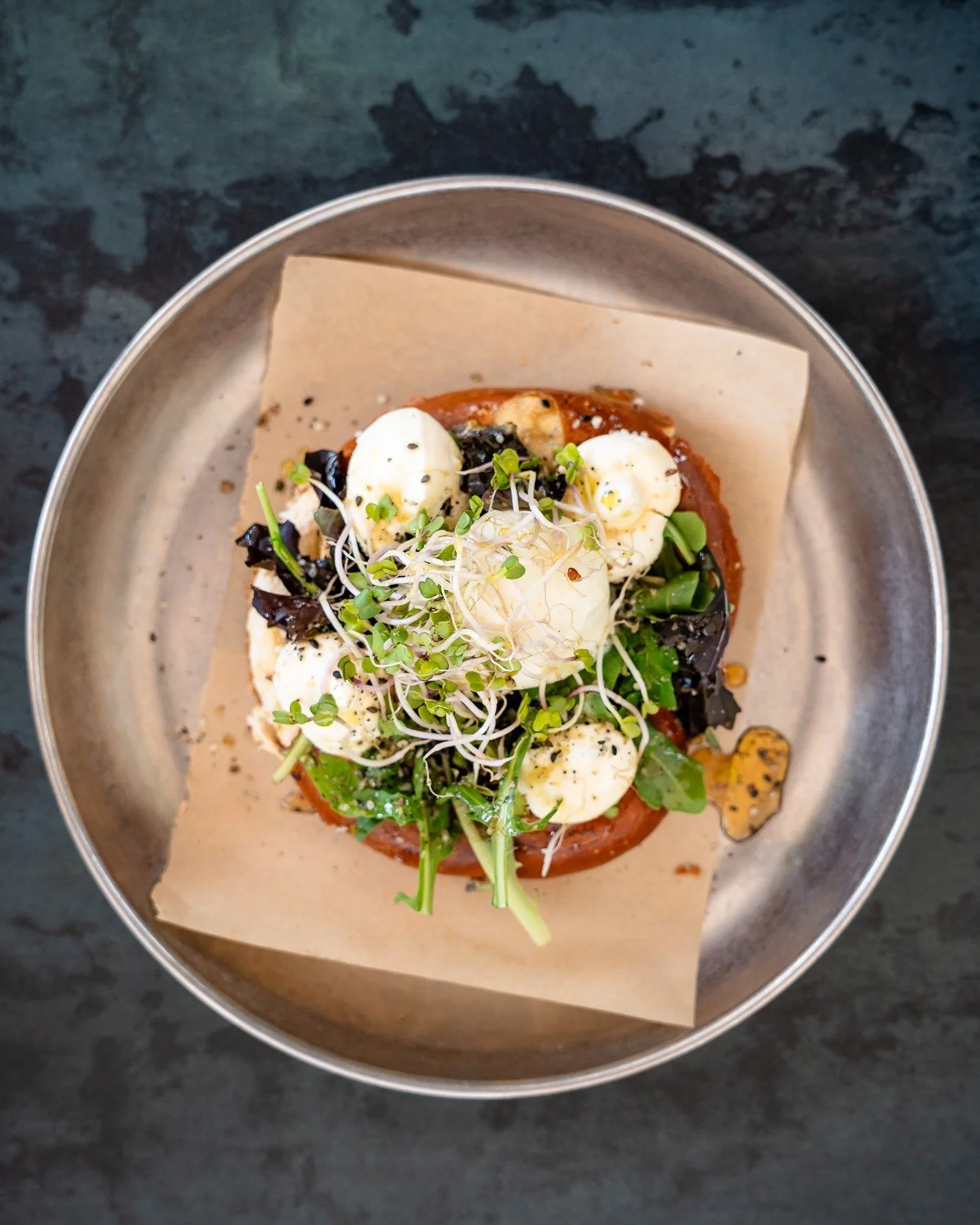 Lunch! ☀️🥨 N.Y. EVERYTHING PRETZEL | cream cheese, gepocheerd ei, everything but the bagel seasoning, e.v. olijfolie, huisgemaakte hot honey. 

Vrijdag, zaterdag &amp; zondag vanaf 12.00u.