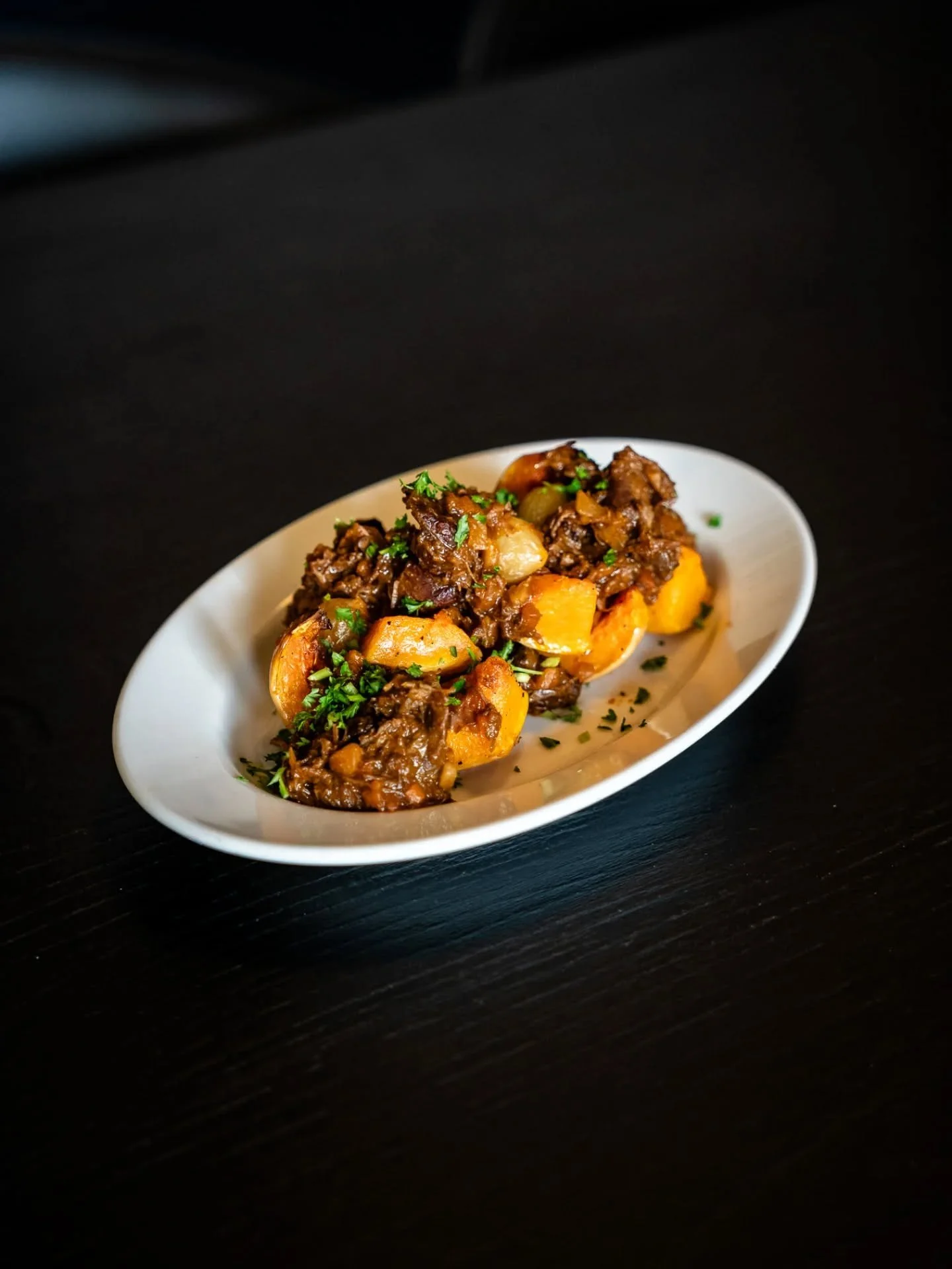 Nieuw! Het herfst menu, met deze slow-cooked stoof van ree in Bockenreyder, op geroosterde butternut pumpkin 🎃

 #breda #bierstoof #stoof