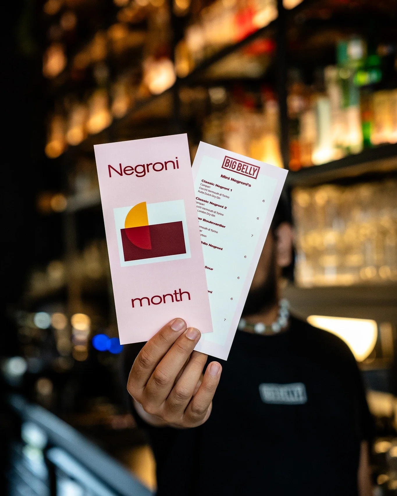 Negroni Month is gestart! 🍸
Een maand lang serveren top cocktailbars en restaurants unieke Negroni&rsquo;s, supported by @cooperandbarrel, en wij doen dat natuurlijk op onze eigen manier.

🟥 Mini-Negroni&rsquo;s! Zodat je meer kan proeven. 
🟥 7 va