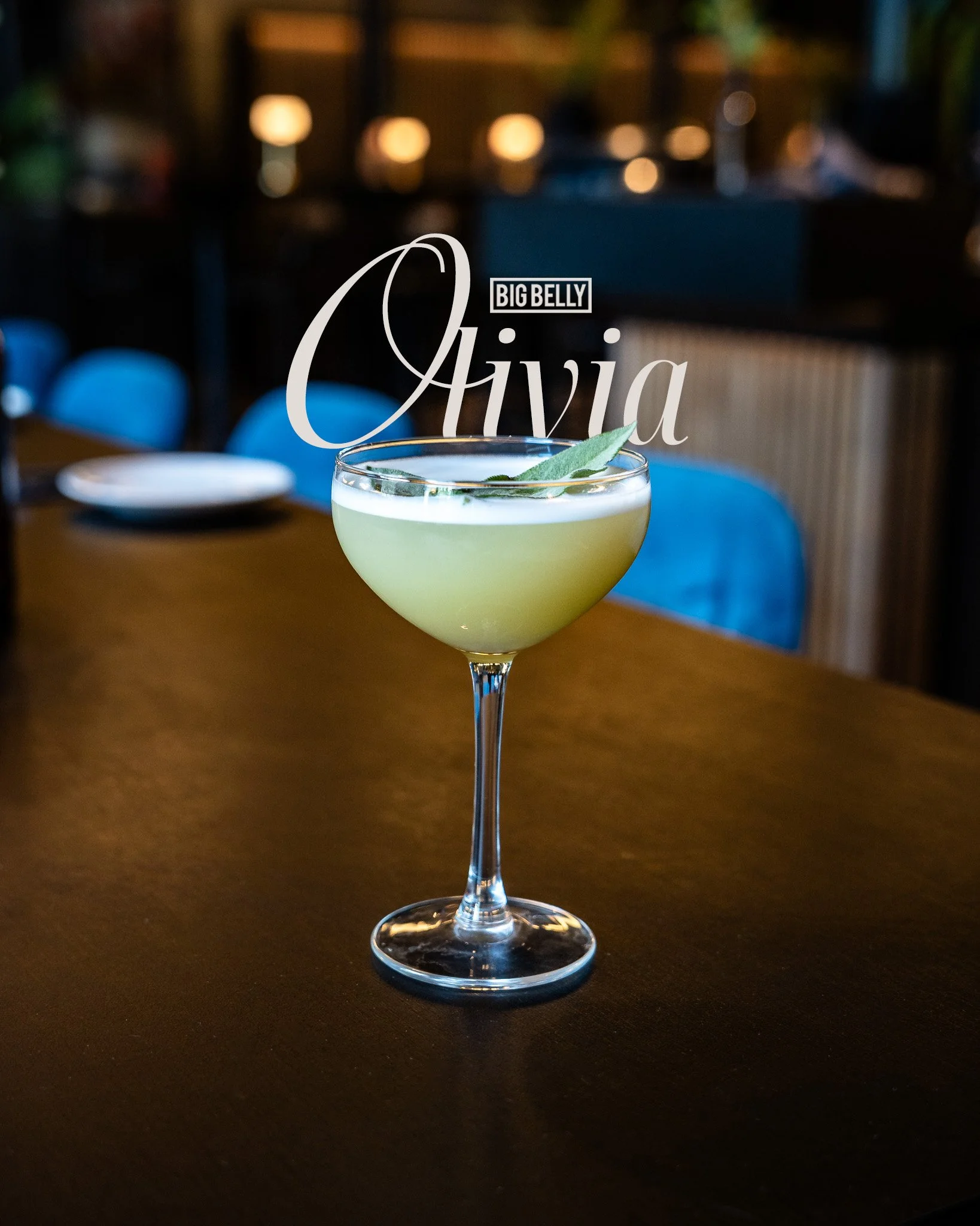 De beste cocktail die jij dit jaar gaat drinken - 𝑶𝑳𝑰𝑽𝑰𝑨 - met Malfy Gin Limone, honingsiroop, apricot brandy, citroensap, Pugliaanse olijfolie &amp; BigFoam. 

Ja, olijfolie! 🫒

Een van Tom&rsquo;s all-time favorites! Een complexe cocktail me