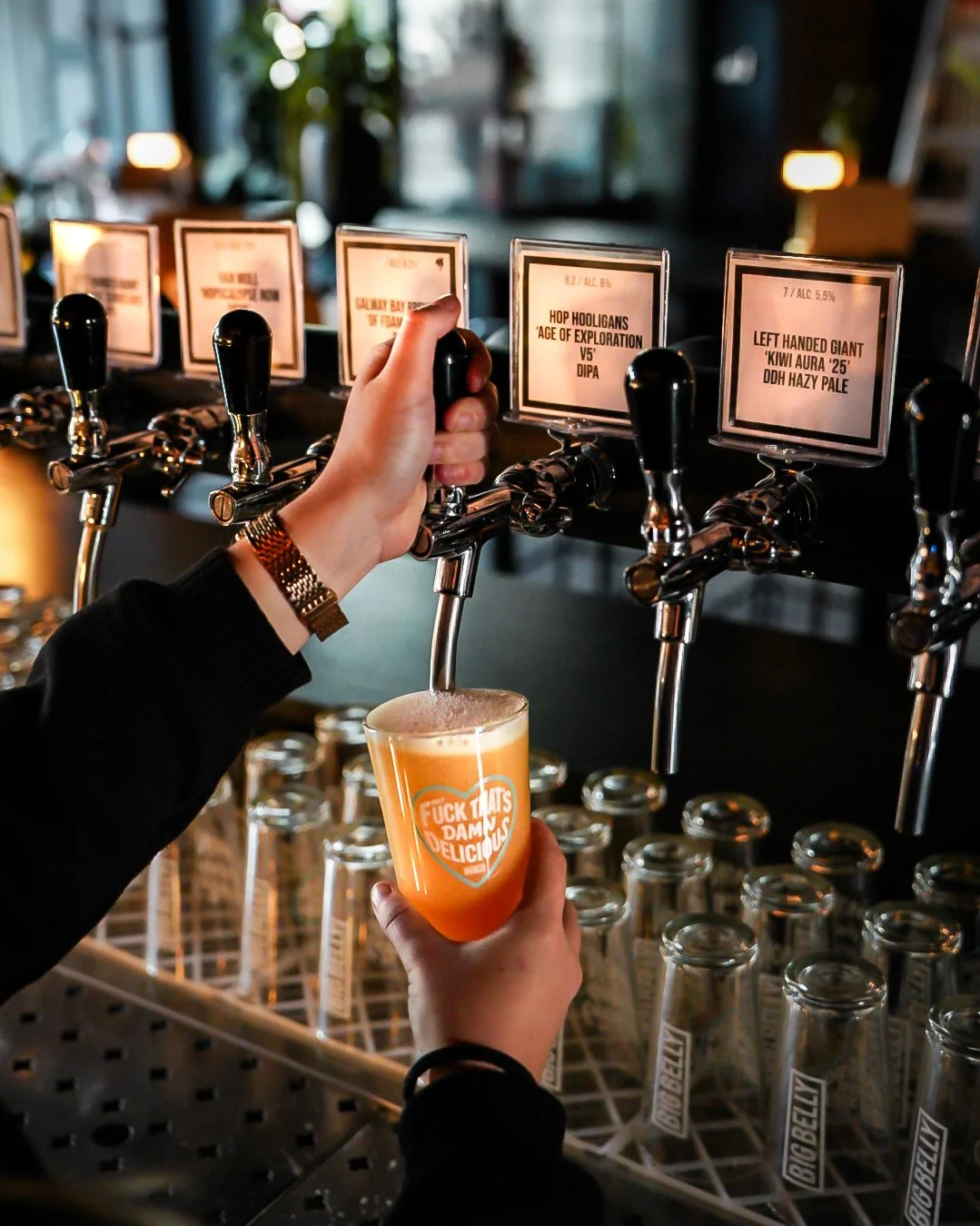 GAST 𝗪𝗜𝗦𝗦𝗘𝗟𝗧𝗔𝗣𝗦 DEZE WEEK

&gt;&gt;&gt; 𝗕𝗟𝗢𝗡𝗗 / 𝗧𝗥𝗜𝗣𝗘𝗟 &lt;&lt;&lt;

𝗖𝗥𝗔𝗞 𝗕𝗿𝗲𝘄𝗲𝗿𝘆 &ndash; 𝗪𝗵𝗶𝘁𝗲 𝗥𝗮𝗯𝗯𝗶𝘁 (𝗪𝗶𝘁𝗯𝗶𝗲𝗿)
🇮🇹 5%
Kruidig witbier van spelt met Balinese peper, citrus en koriander.

𝗦𝗰𝗵𝗻𝗲?