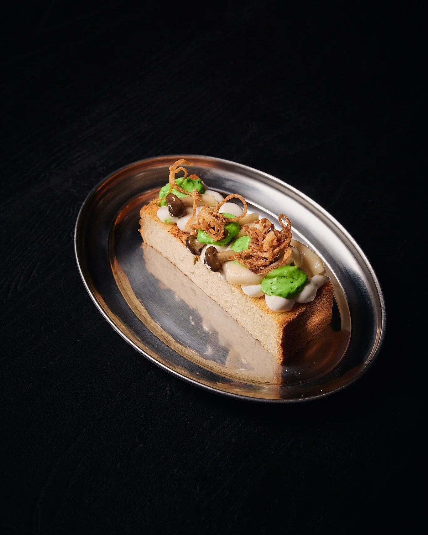 BRIOCHE WHIPPED RICOTTA - 𝘯𝘪𝘦𝘶𝘸 𝘰𝘱 𝘩𝘦𝘵 𝘸𝘪𝘯𝘵𝘦𝘳 𝘮𝘦𝘯𝘶 
Whipped ricotta, beukenzwammetjes in bierazijn, peterselie mayonaise en crispy shallots

🧑&zwj;🍳😙🤌