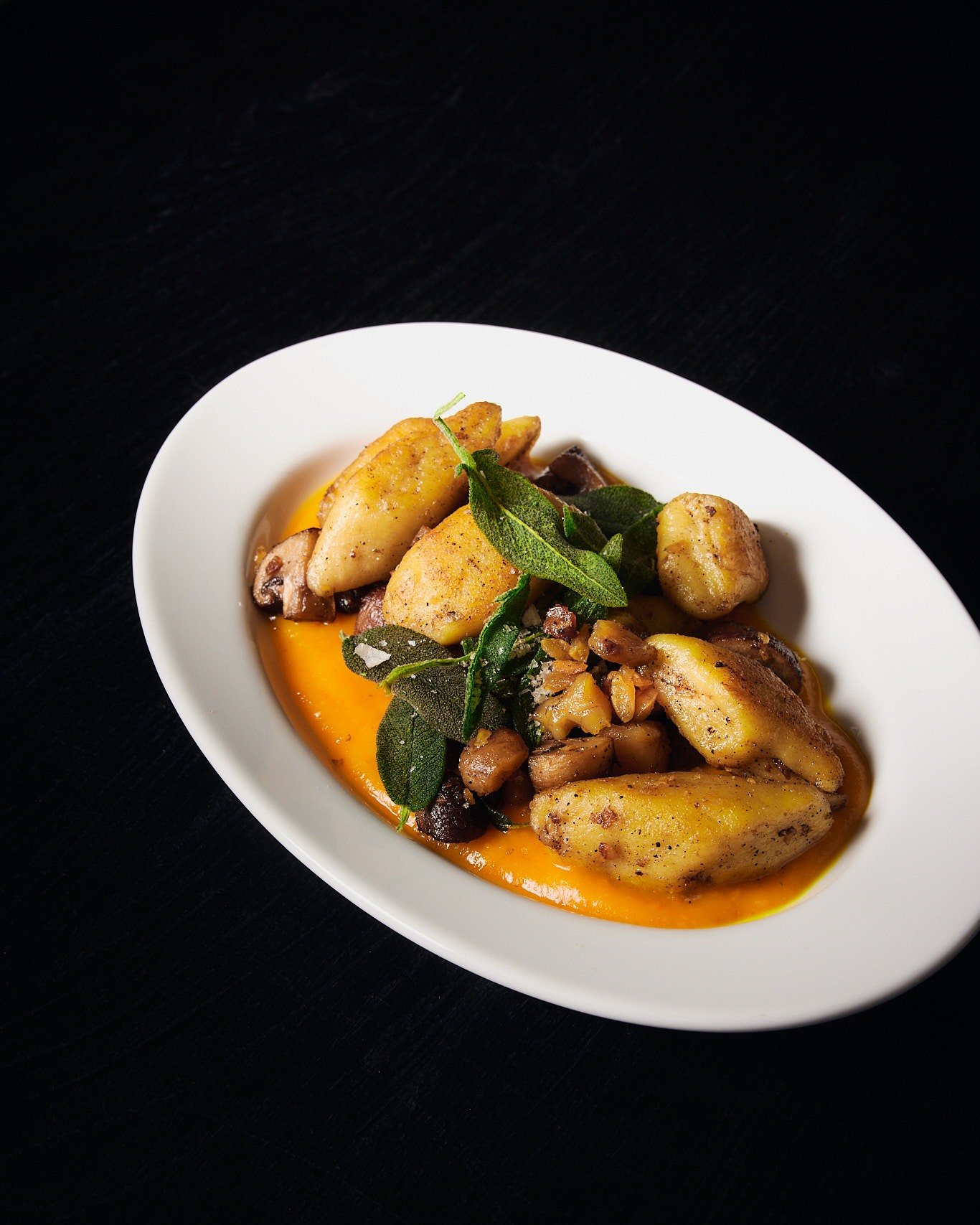 Heb je onze winter special al geproefd? ❄️​𝑊𝑖𝑛𝑡𝑒𝑟 𝐶ℎ𝑒𝑠𝑡𝑛𝑢𝑡 𝐺𝑛𝑜𝑐𝑐ℎ𝑖 ❄️
​Huisgemaakte aardappel gnocchi in brown butter, rijke pumpkin sauce, zacht/zoete kastanje, kastanje champignon en krokante salie