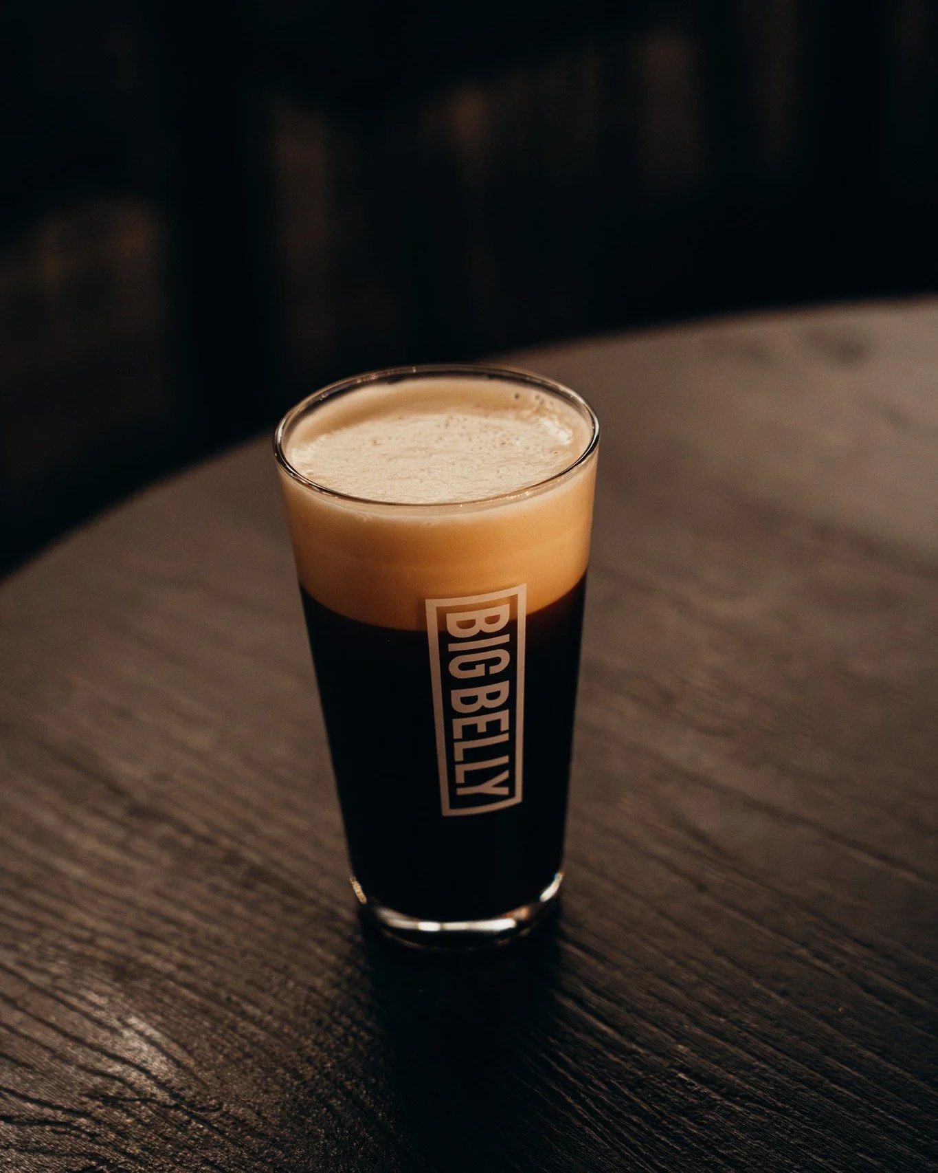 Nieuw op tap: B&Oslash;LLY - JULE&Oslash;L! 

JULE = Kerst 🎄 &Oslash;L = Bier 🍺 > Kerstbier van Big Belly! 

In het Hoge Noorden is kerstbier heilig en niet weg te denken tijdens de donkere dagen. Bijna alle brouwerijen wagen zich eraan, sommige