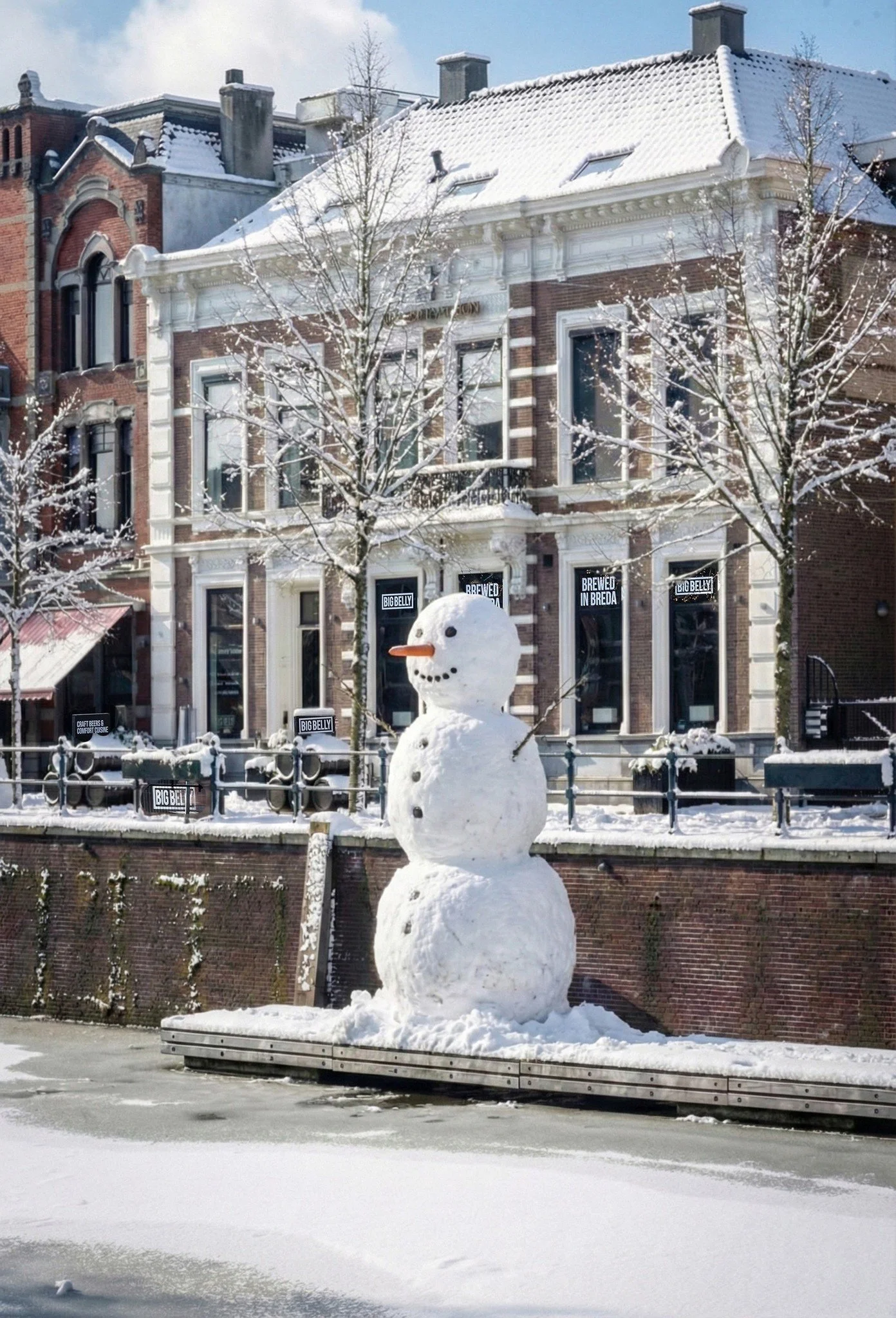 Code oranje in Breda... ❄️ Na even hard gespeeld te hebben in de sneeuw, staat het team nu weer klaar voor de borrel!

Woon je in de buurt? Kom de kou even ontvluchten met een heerlijke Irish Coffee, verse gl&uuml;hwein of een koud biertje. ☕️🍻 Doe 