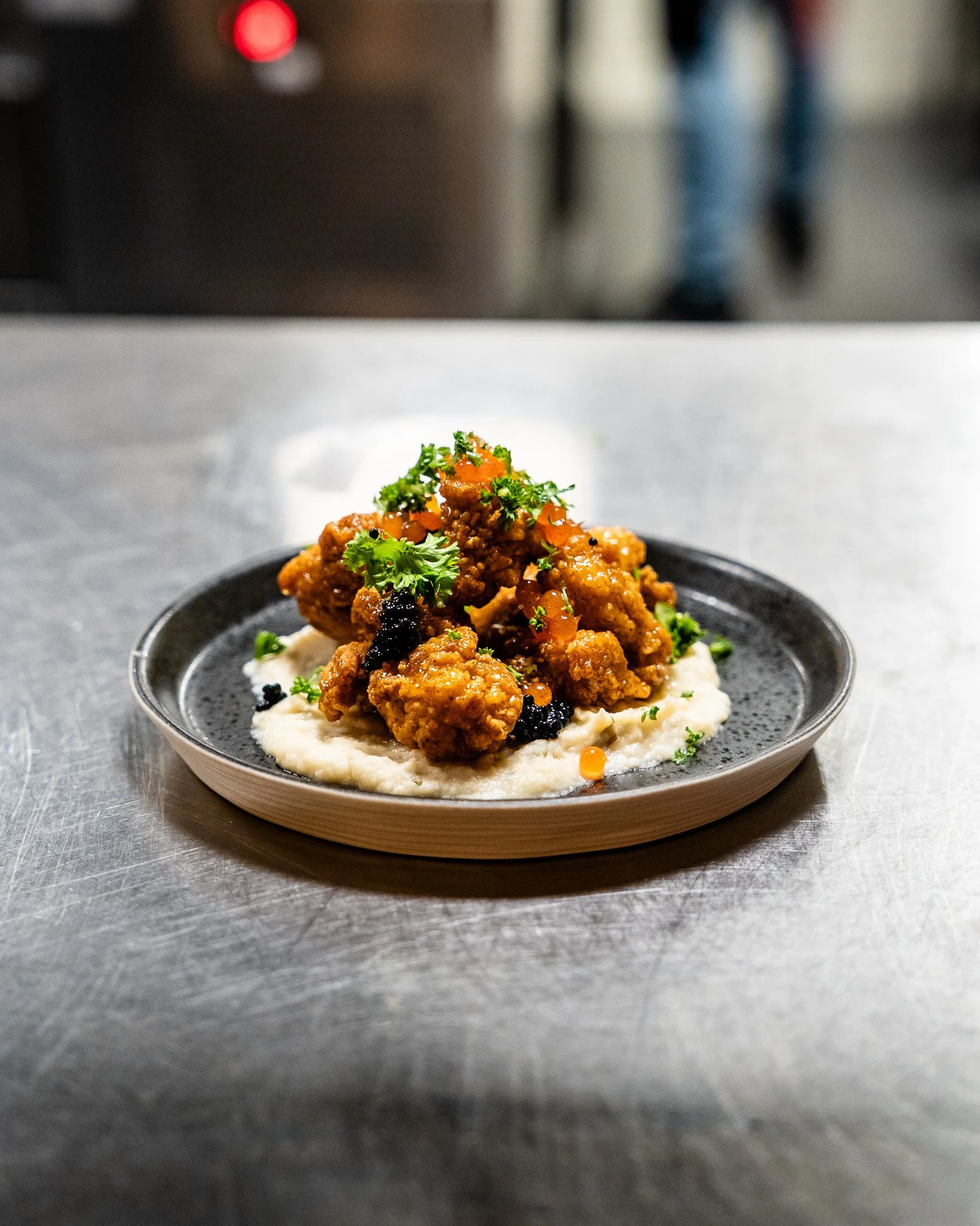 KFCC - KENTUCKY FRIED CHICKEN &amp; CAVIAR &ndash; met kaviaar van zalmkuit en zeewier, knolselderij-dragonpuree, huisgemaakte hot honey