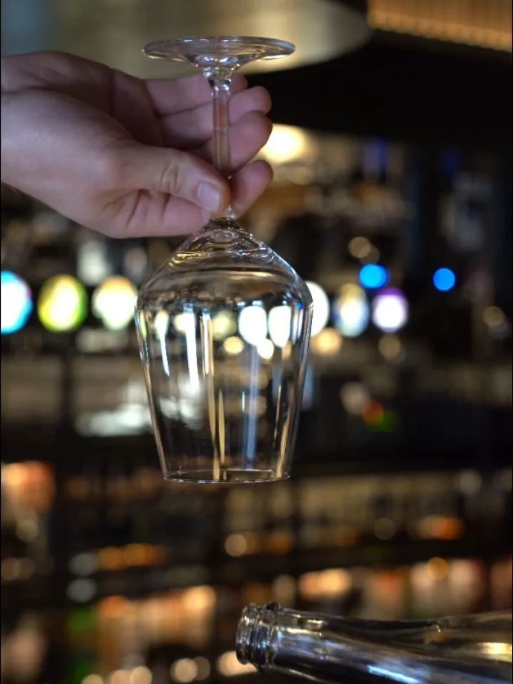 Hazelnoot &amp; Croissants 🥐 Precies de woorden die je wilt zien als je de wijnkaart scant.

Een echt goede Bourgogne per glas kost je tegenwoordig een klein vermogen. En hoewel we bij Big Belly gek zijn op onze Amerikaanse knipoog, hoeven we veel C