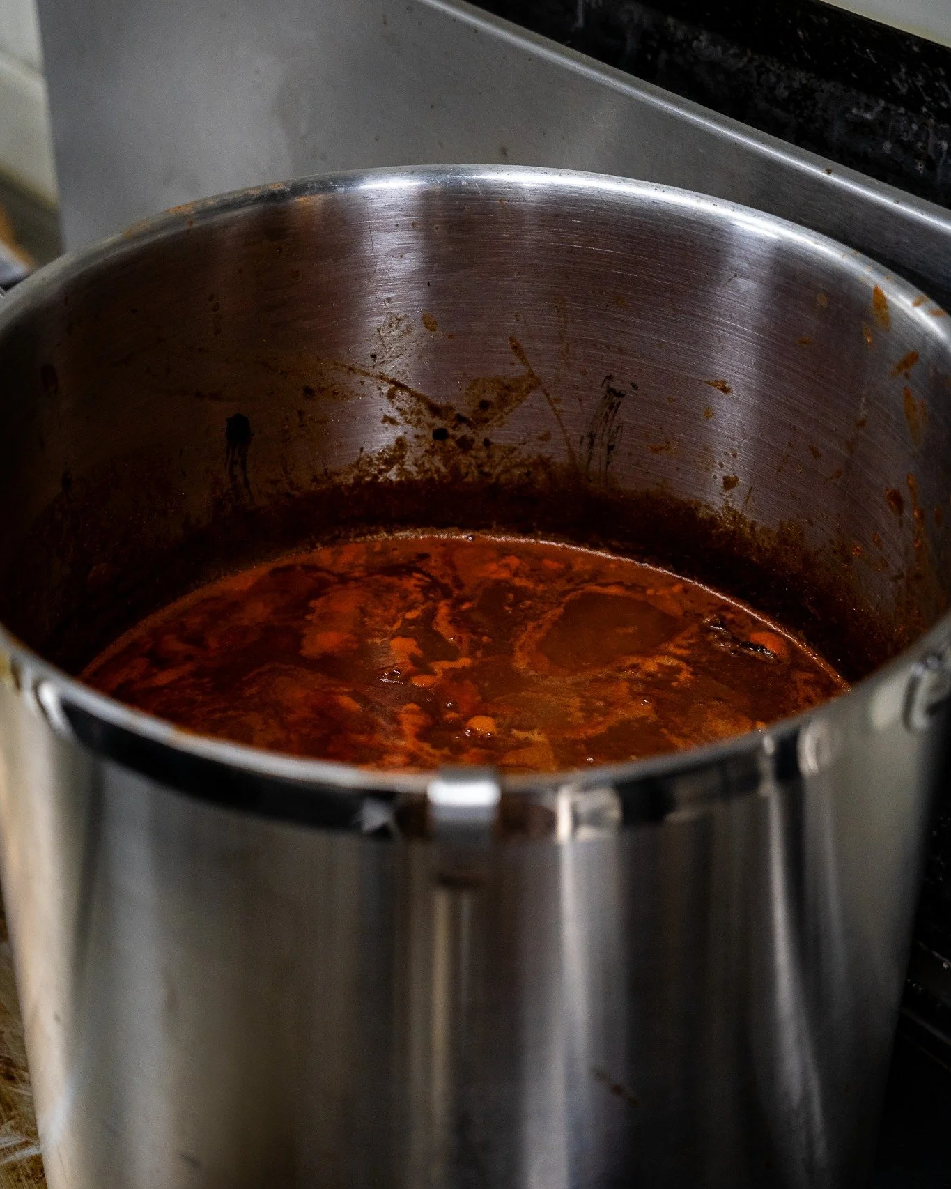 Stoof ❤️ Elke nieuwe menukaart. Zonder uitzondering.

Dit keer: een twist op Tom's legendarische Chili Stew - een recept dat hij al 15 jaar perfectioneert, met meer dan 15 smaakmakers en urenlang zachtjes gegaarde runderwangen.
Het vlees is pulled, k